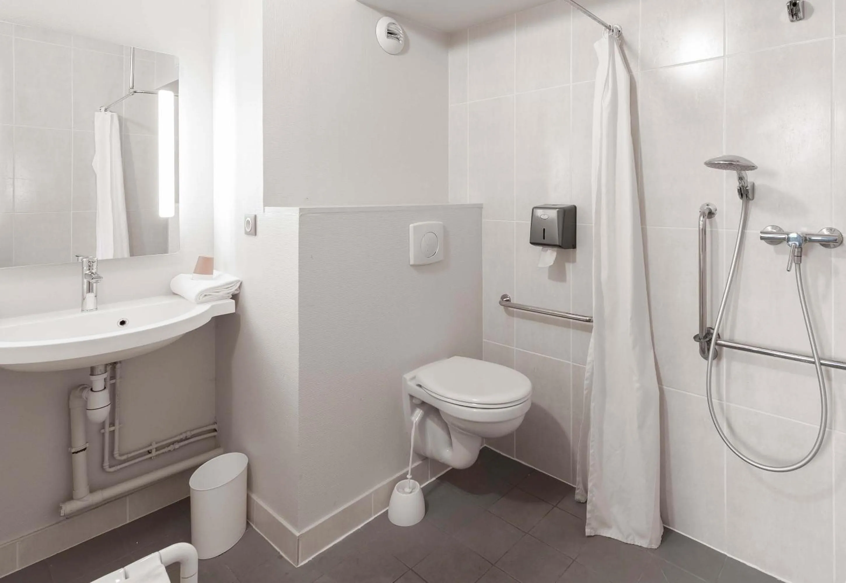 Bathroom in B&B HOTEL Toulouse Basso Cambo