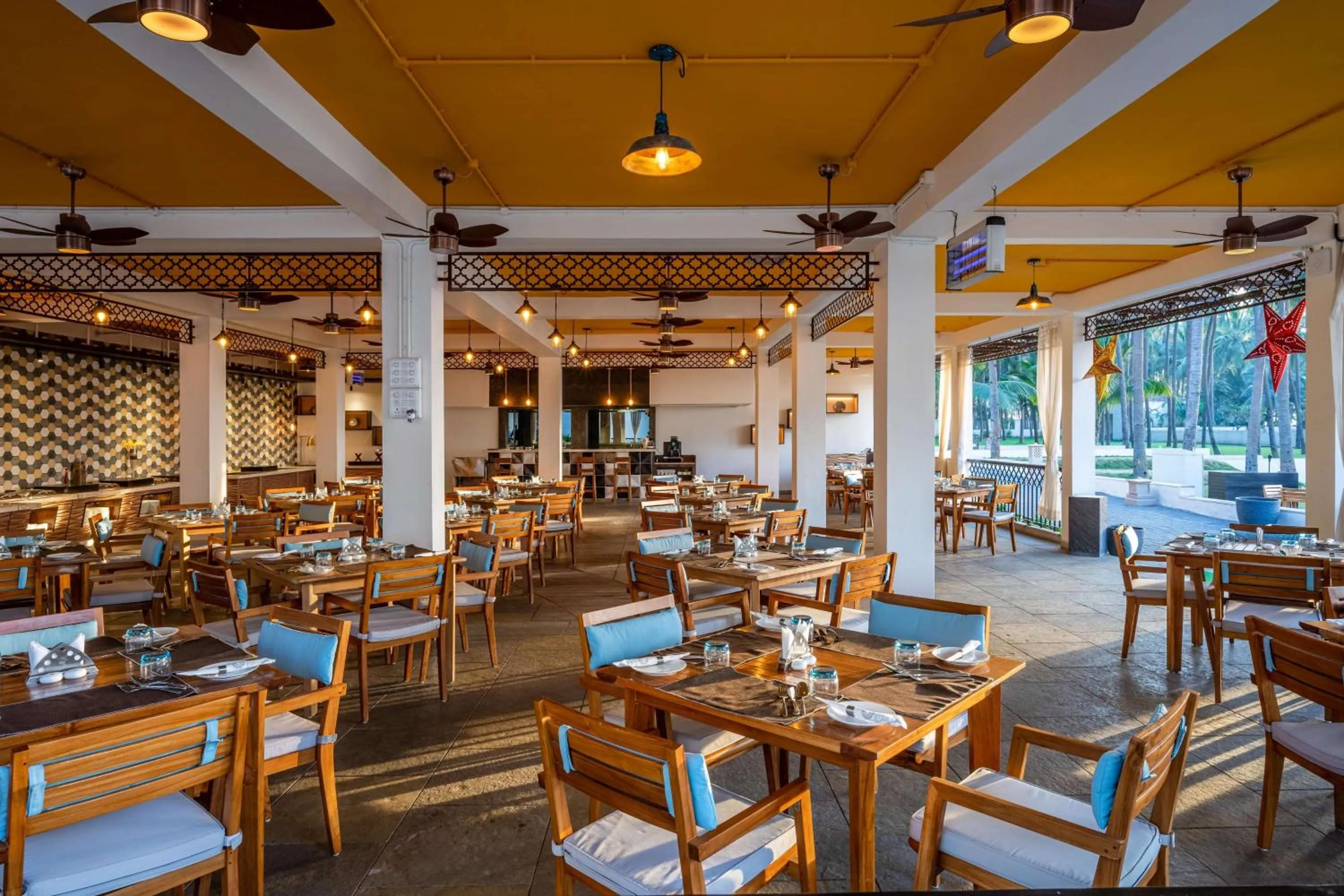 Restaurant/places to eat in Silver Waves Resort & Spa - Daman