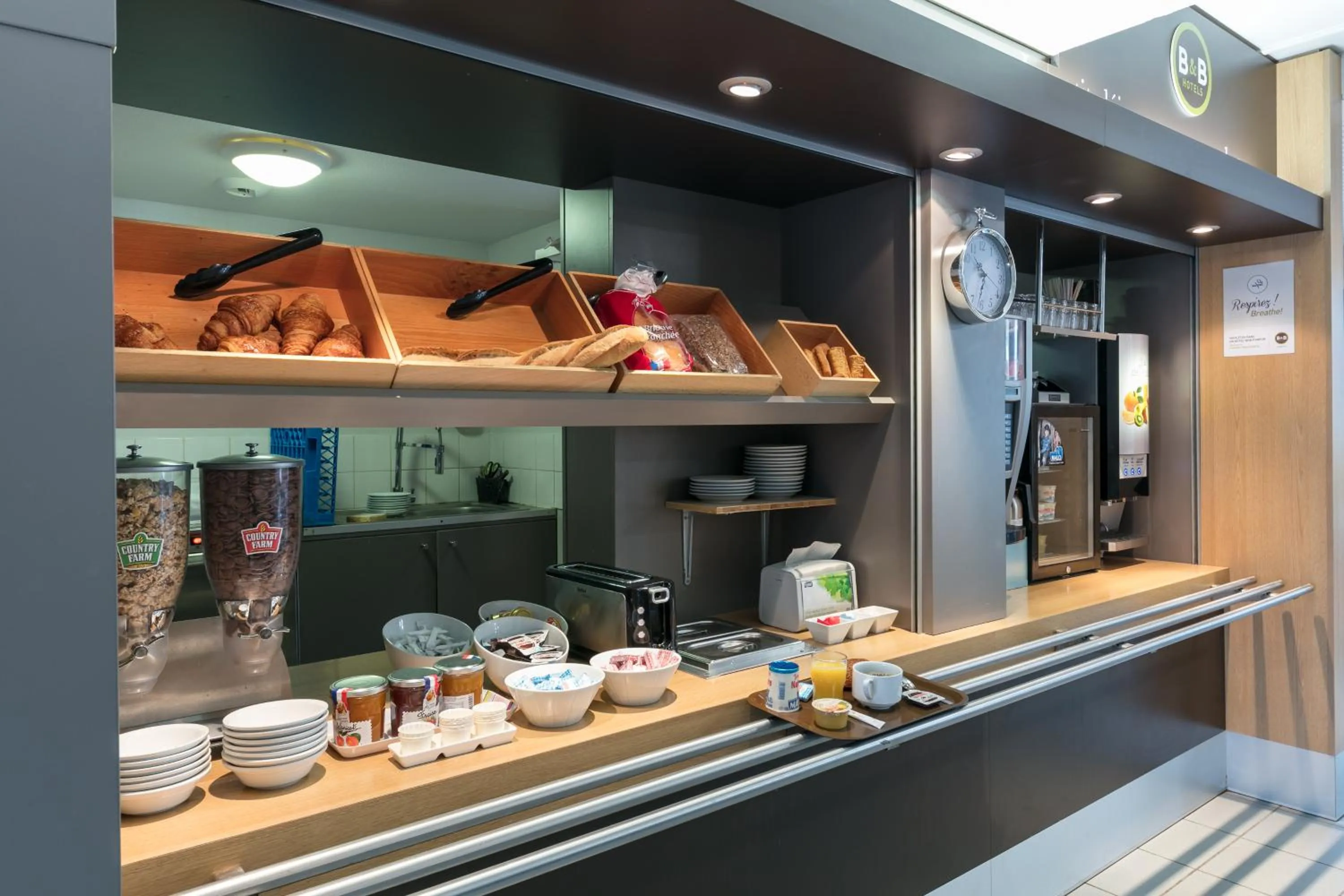 Restaurant/places to eat in B&B HOTEL Toulouse Cité de l'Espace Mouchotte