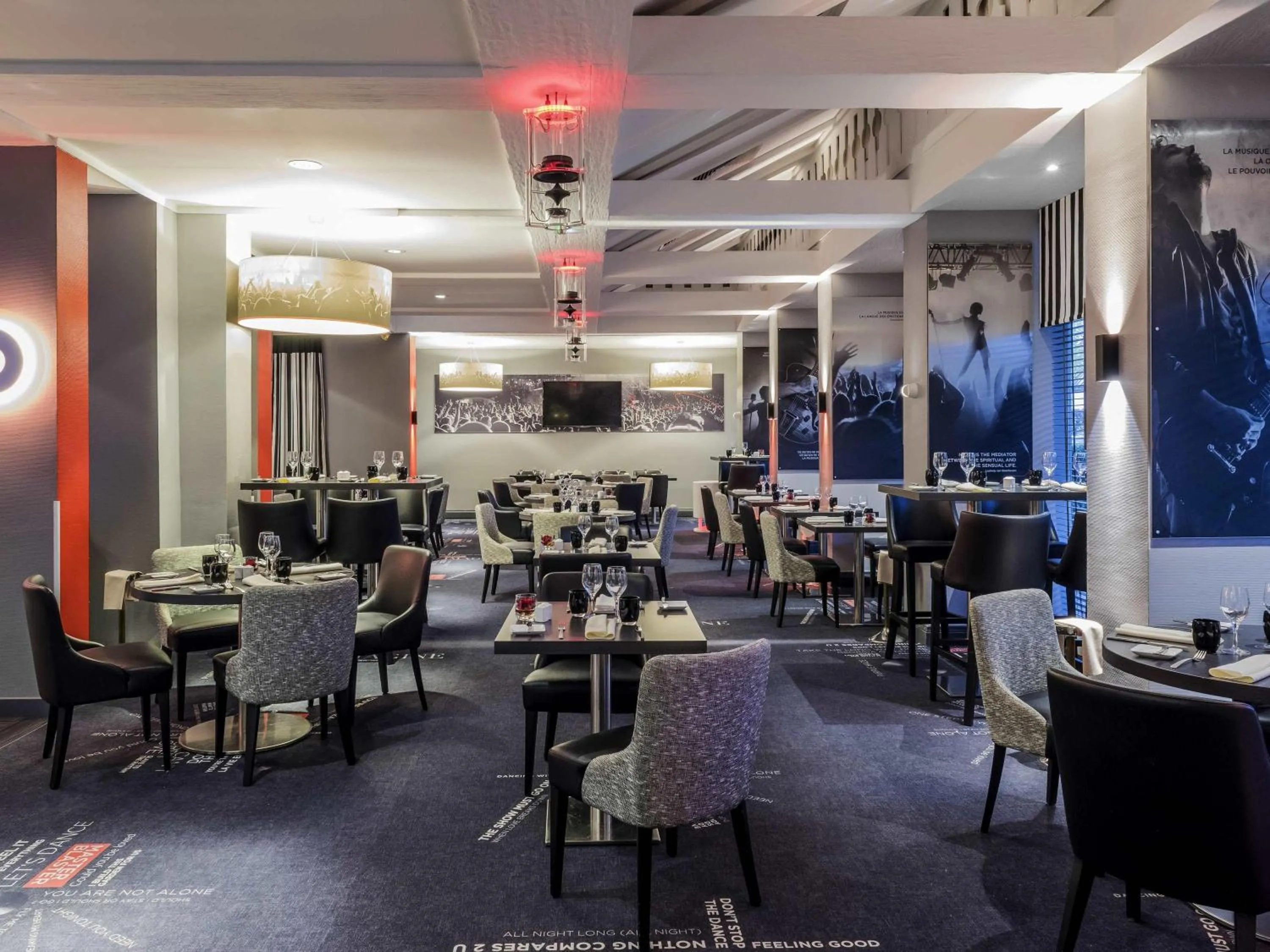 Restaurant/places to eat in Mercure Paris Velizy