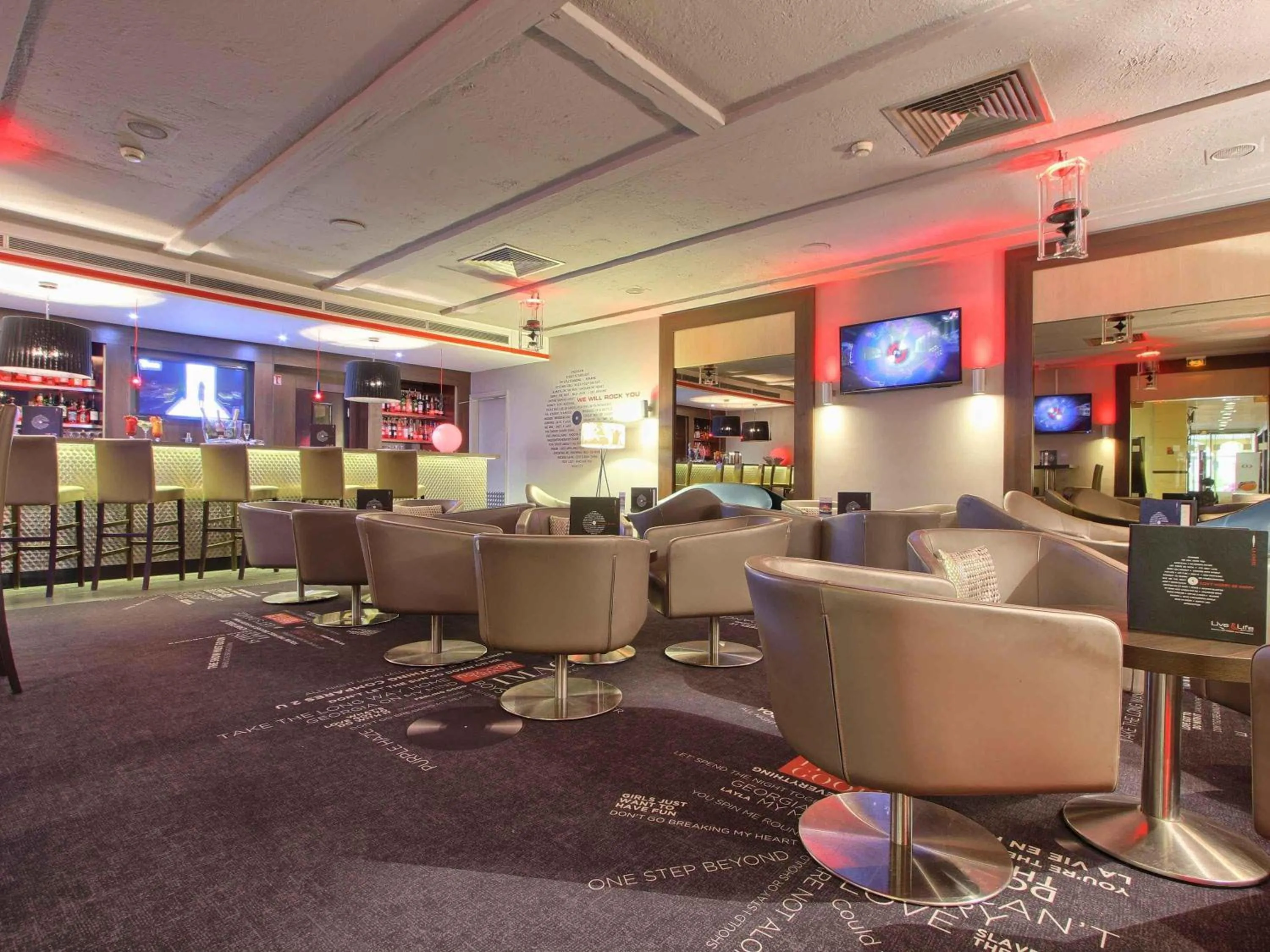 Communal lounge/ TV room in Mercure Paris Velizy
