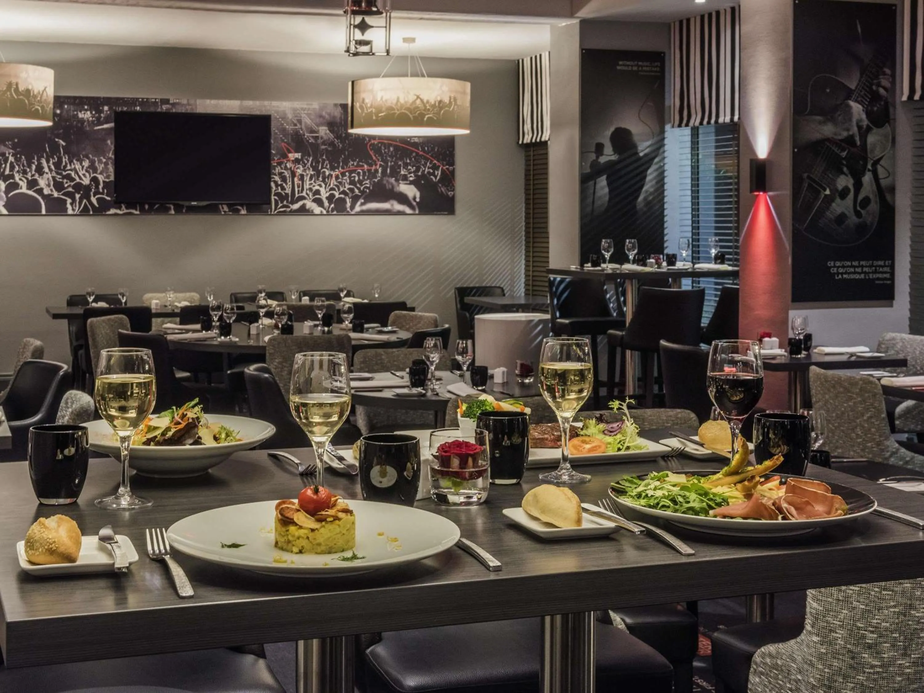 Restaurant/places to eat in Mercure Paris Velizy