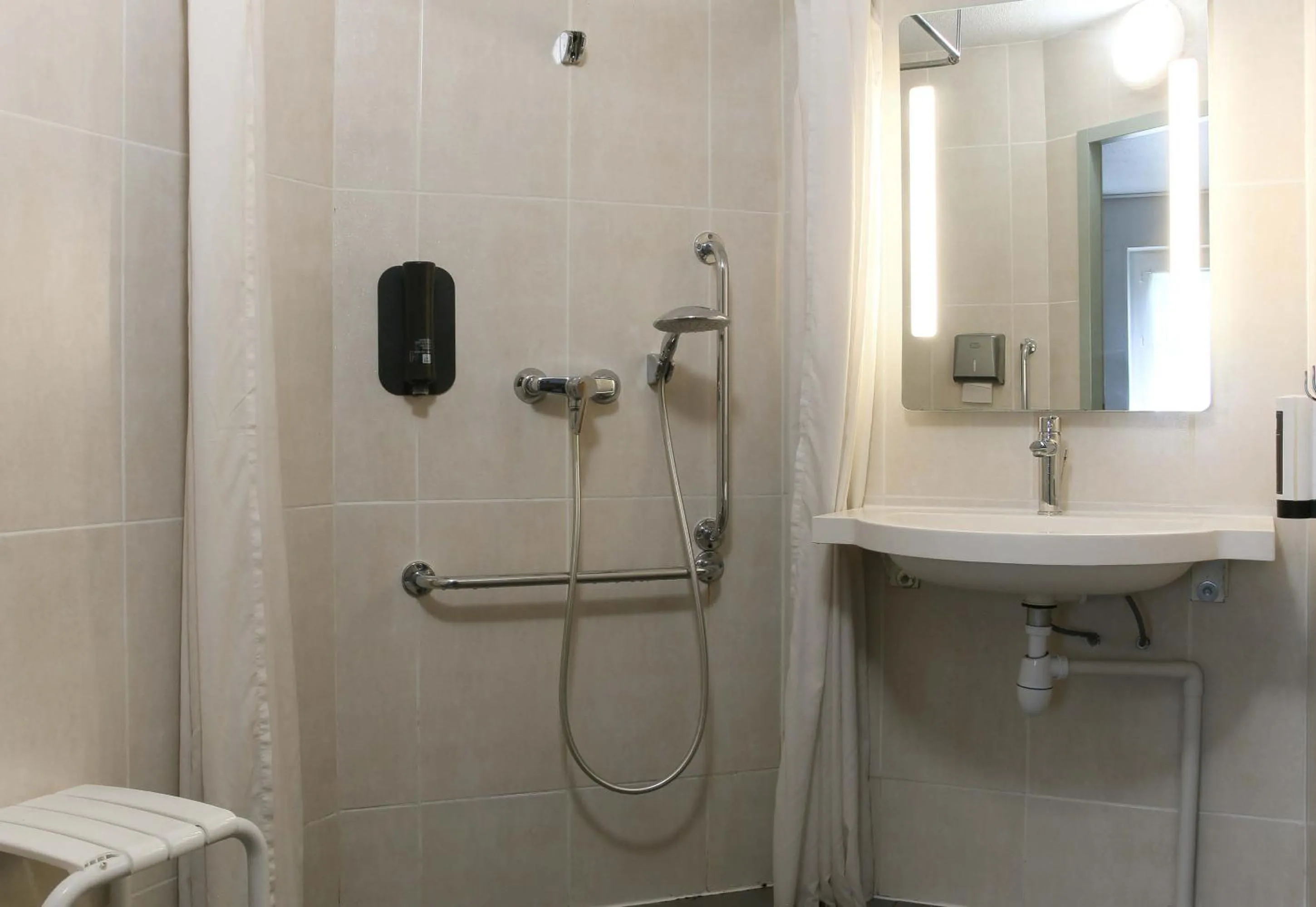 Bathroom in B&B HOTEL Fréjus Roquebrune-sur-Argens