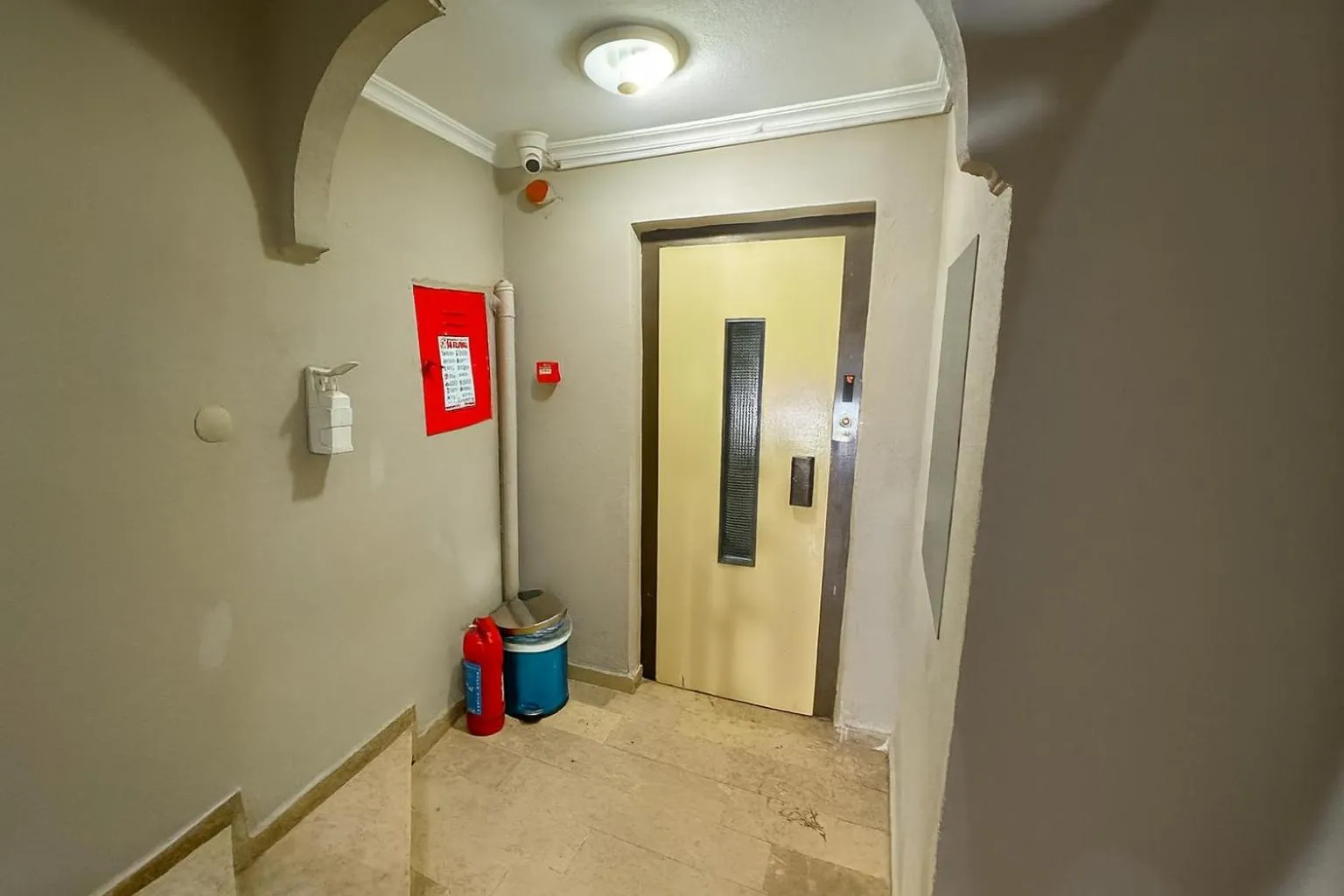 elevator in Biter Hotel