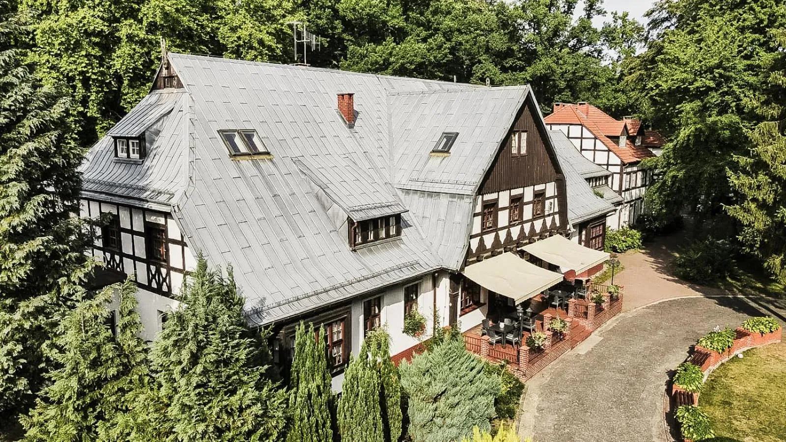 Property building in Dworek Osiecki