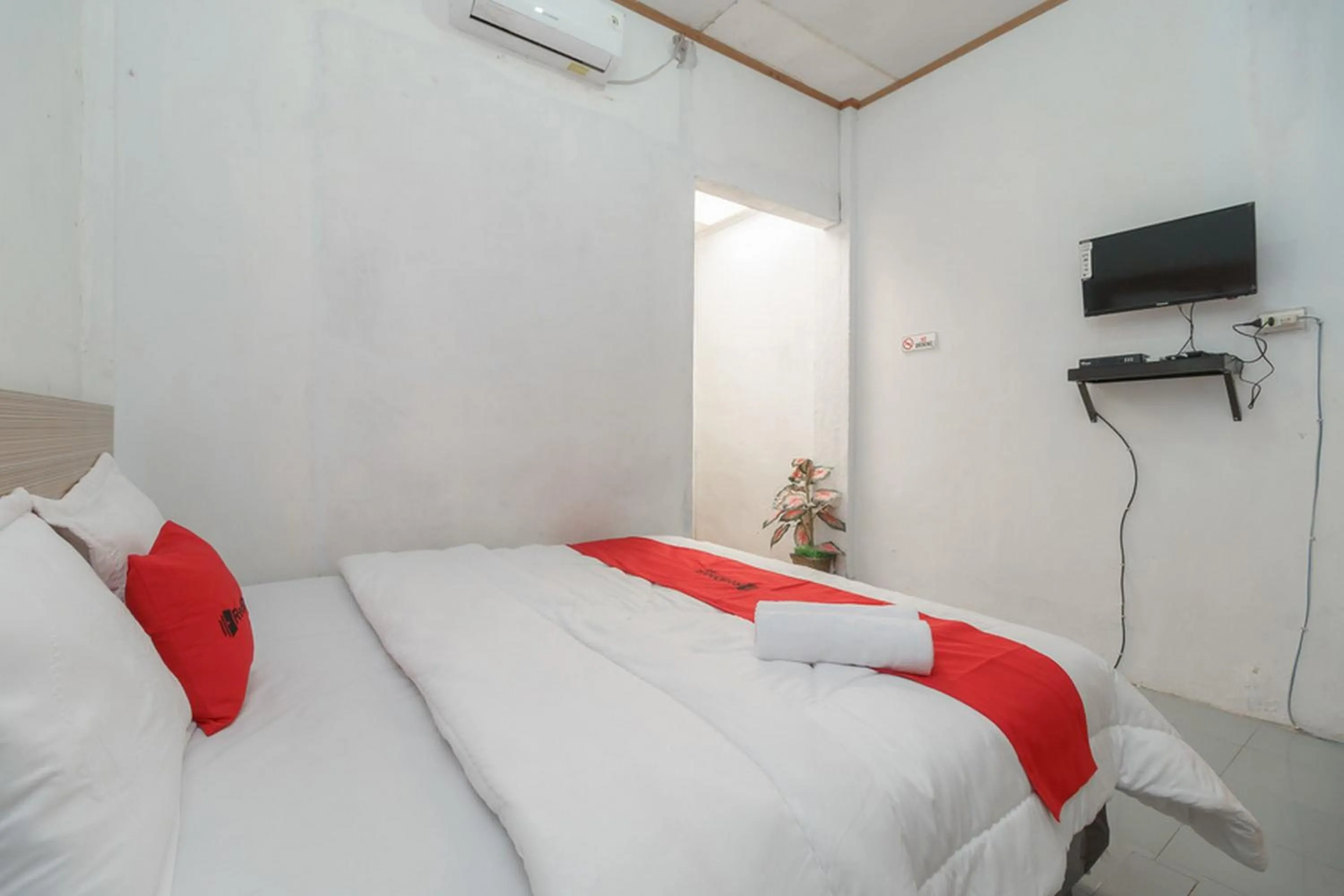 Bed in RedDoorz Syariah near Paradiso Beach Sabang