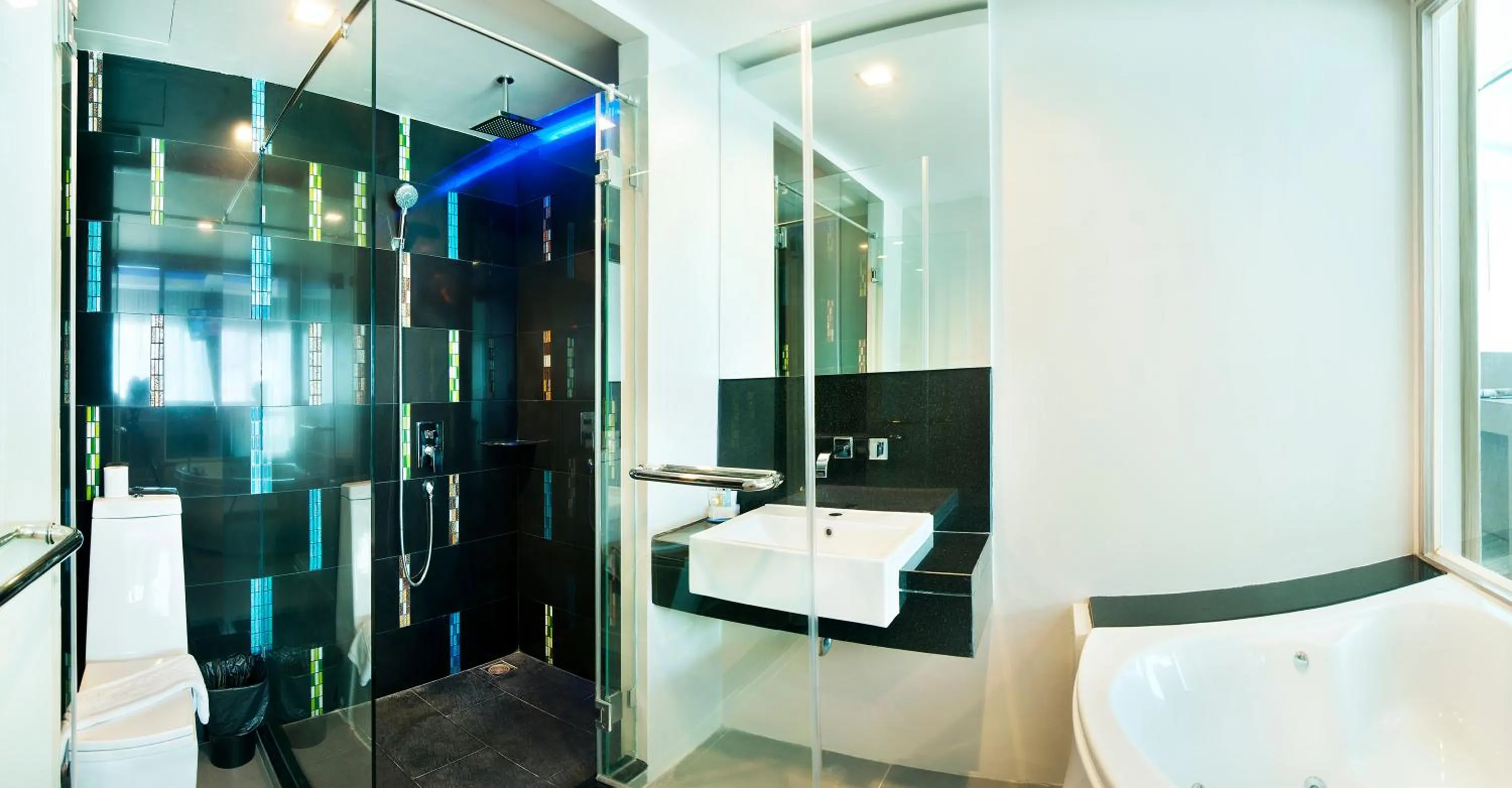 Bathroom, Bed in Ratana Platinum Resort Kamala