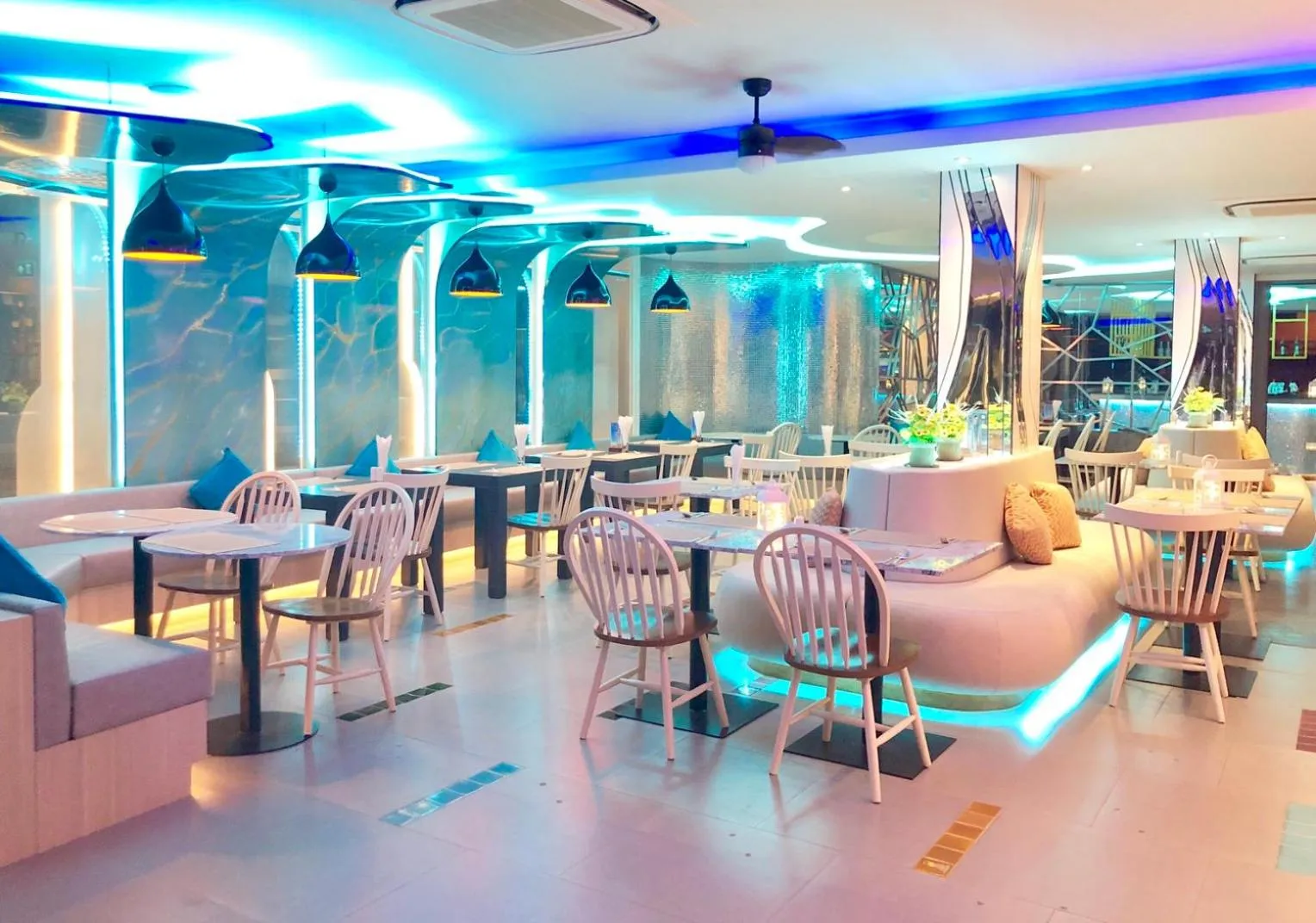 Restaurant/places to eat in Ratana Platinum Resort Kamala