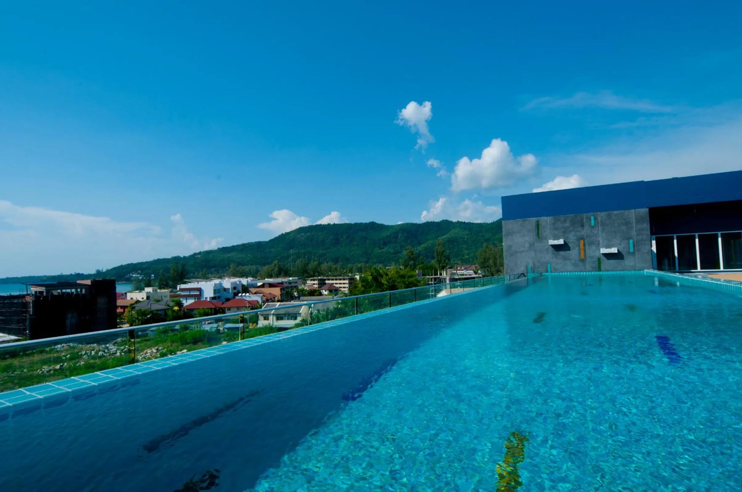 Swimming pool in Ratana Platinum Resort Kamala