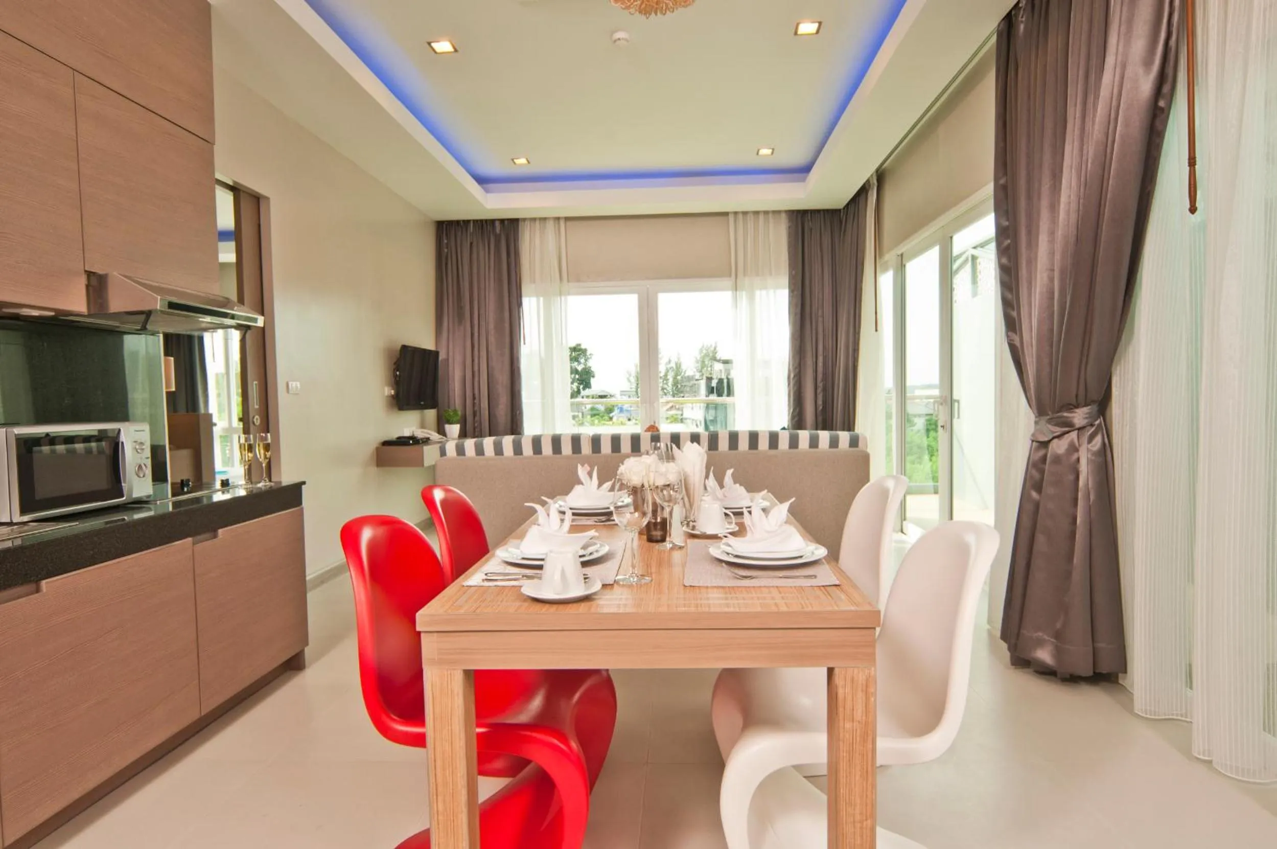 Dining area in Ratana Platinum Resort Kamala