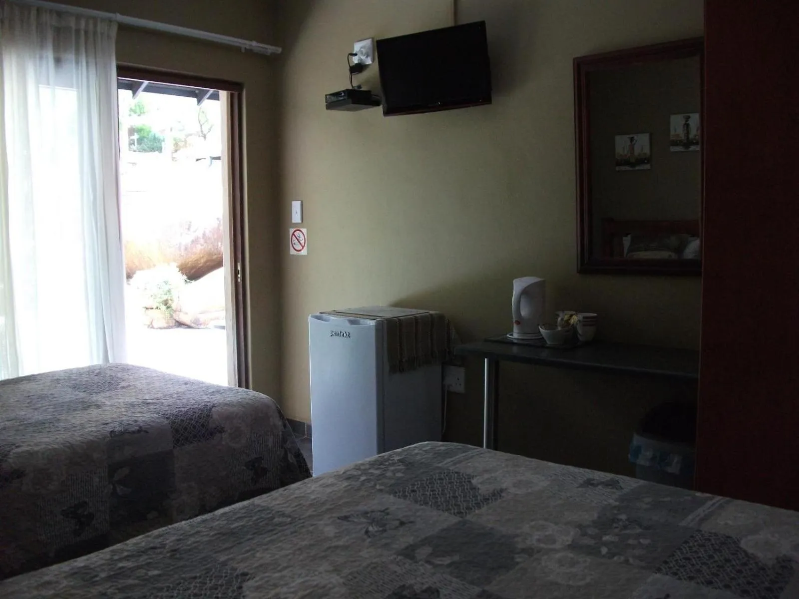 Photo of the whole room, Bed in Meerkat Manor