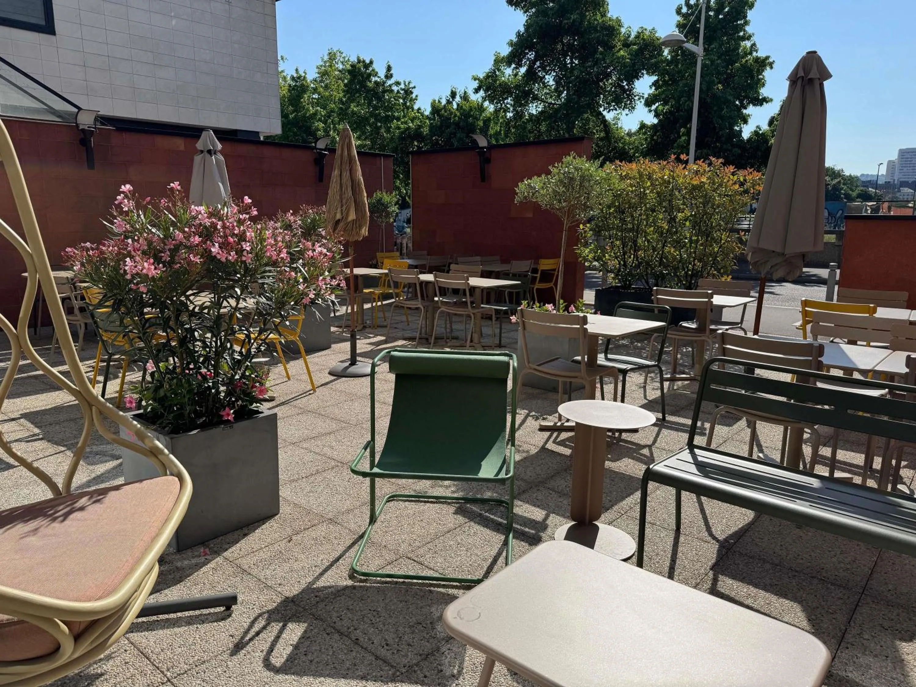 Lounge or bar in Novotel Suites Rouen Normandie