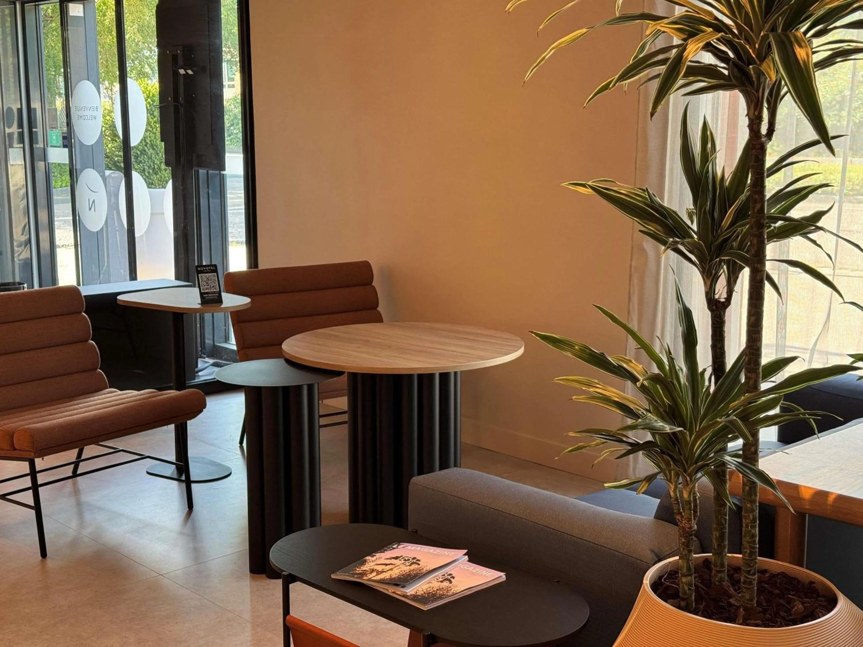 Lounge or bar in Novotel Suites Rouen Normandie