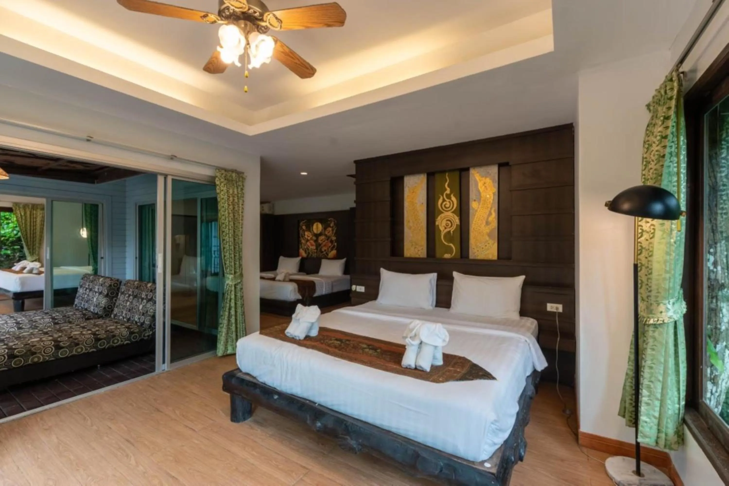 Bed in Rock and Tree House Resort