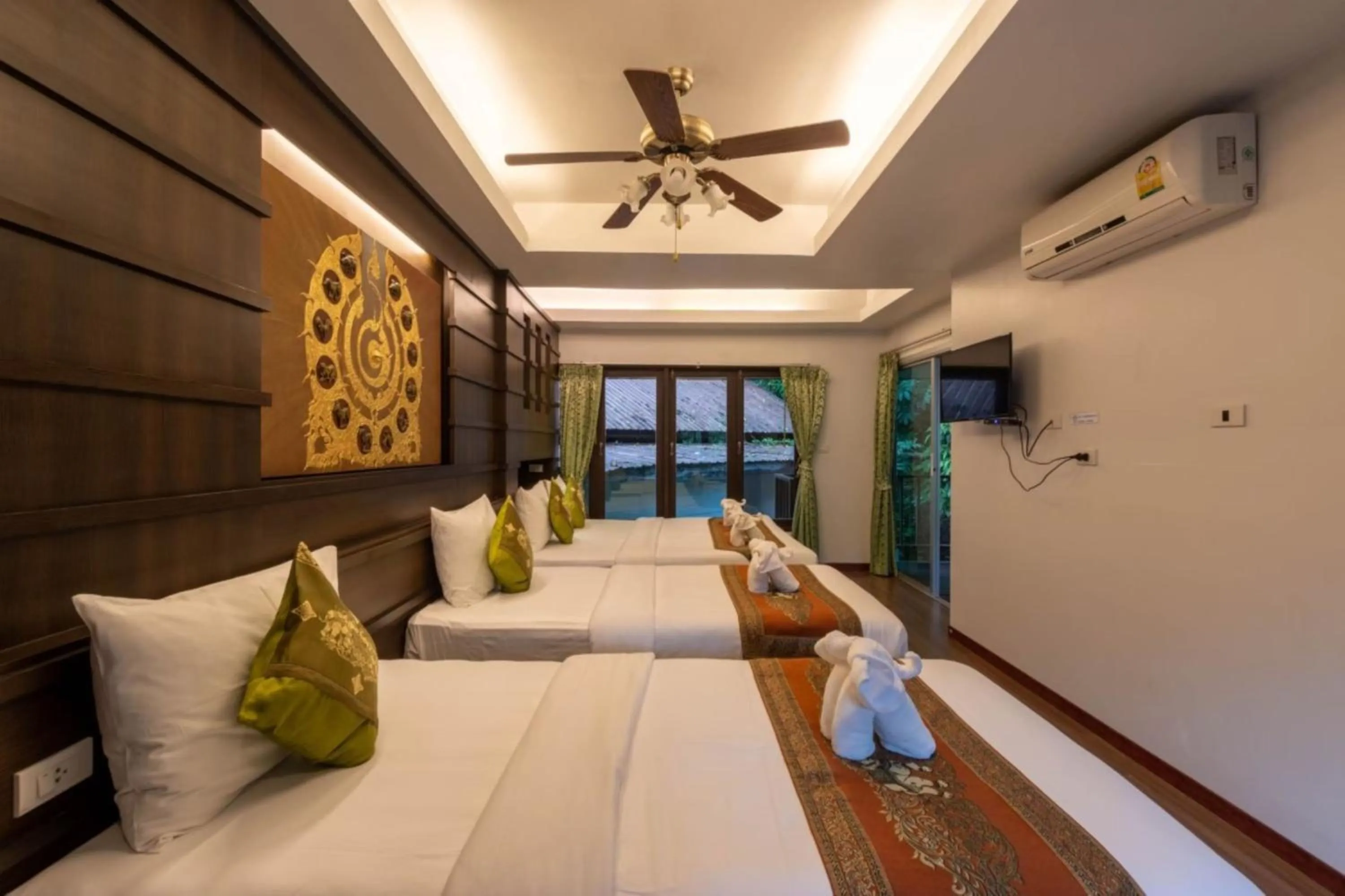 Bed in Rock and Tree House Resort