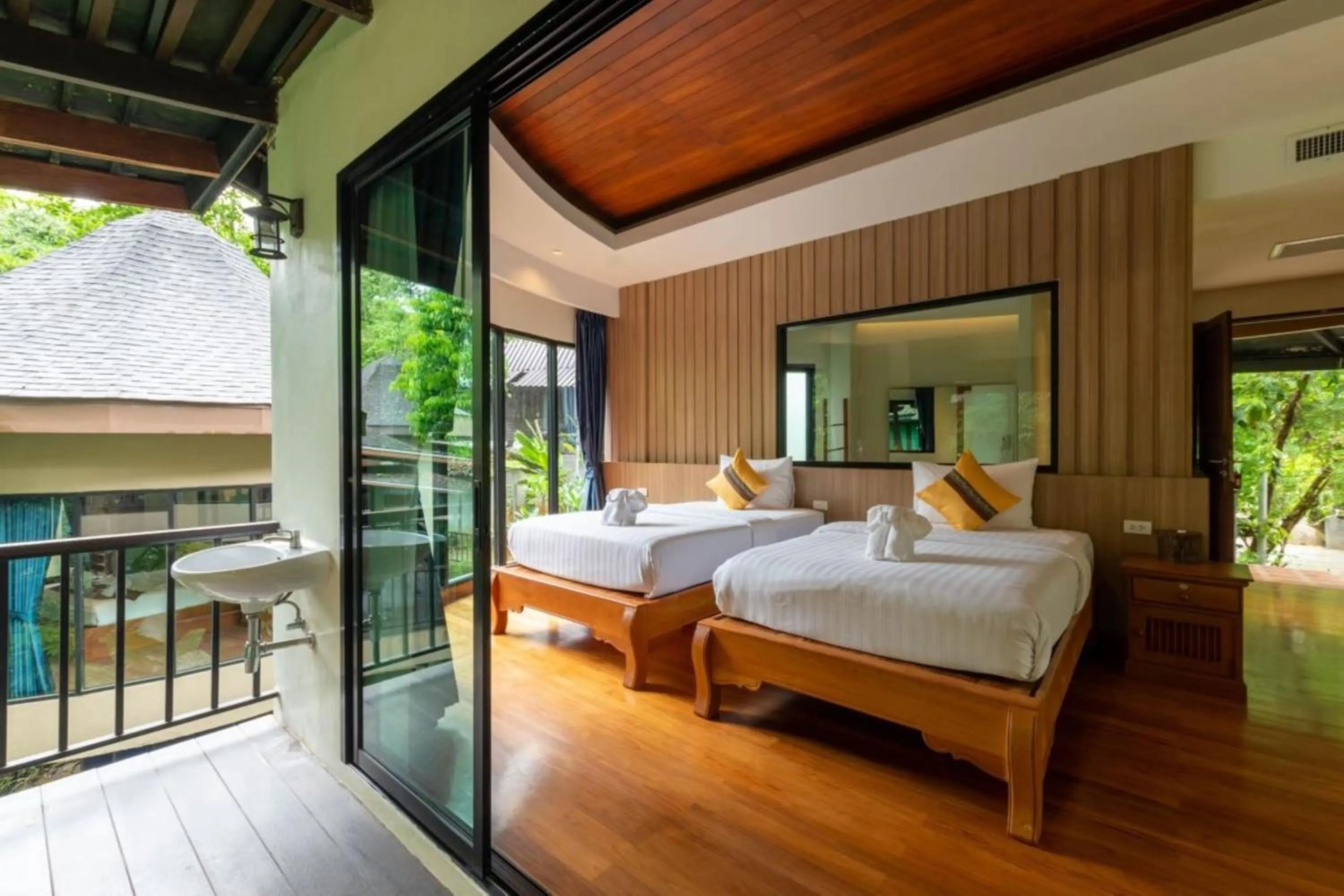 Bed in Rock and Tree House Resort