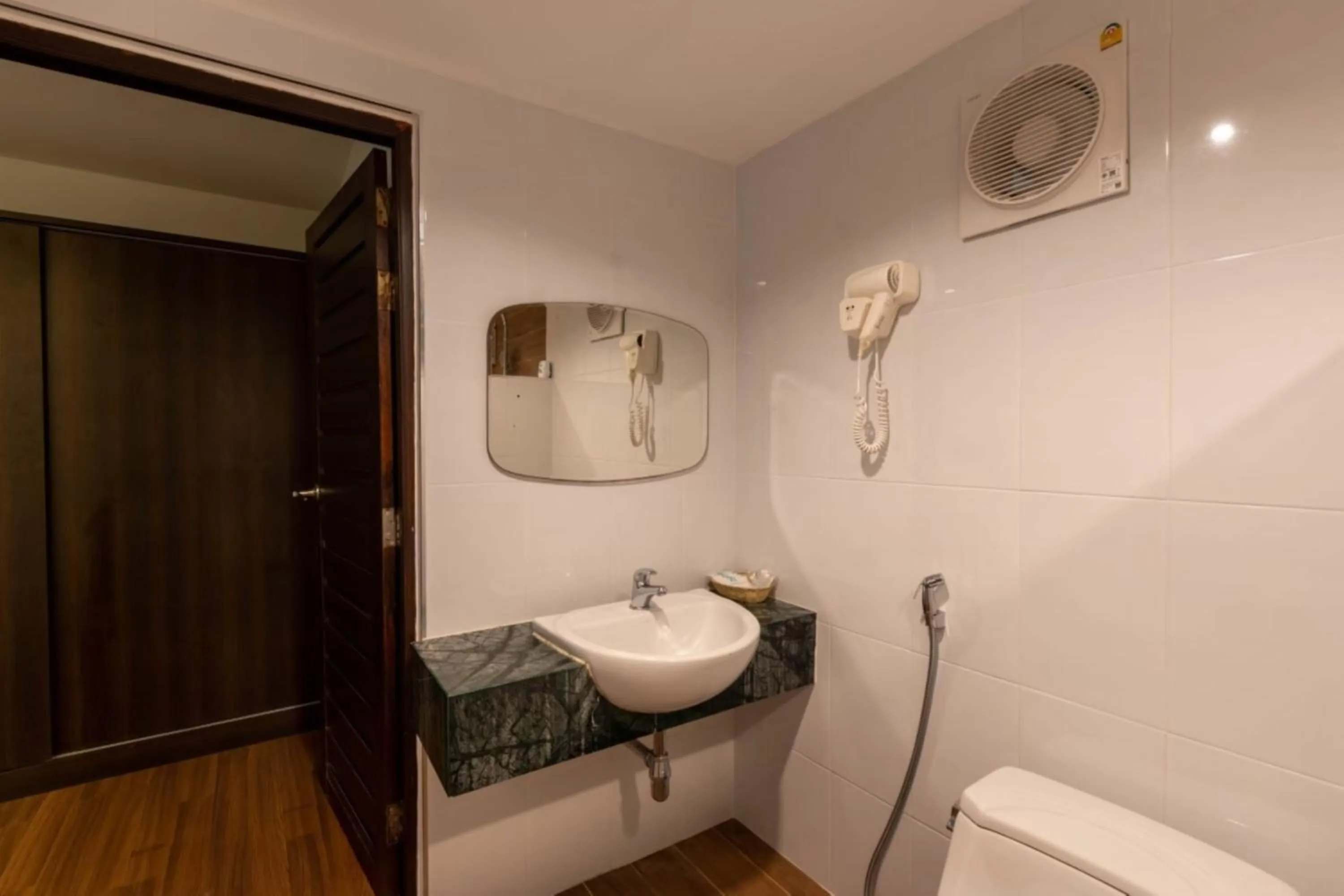 Toilet in Rock and Tree House Resort