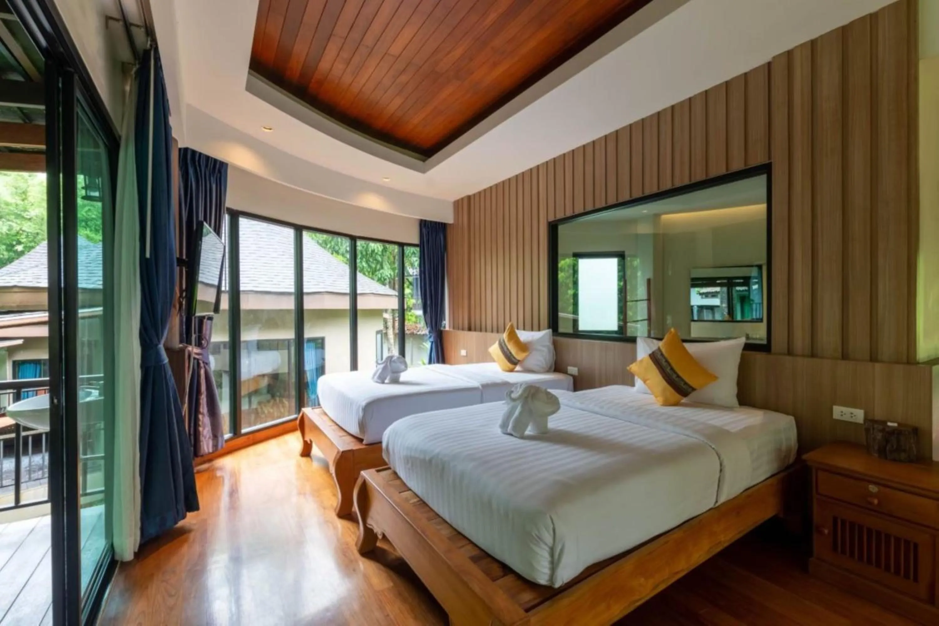 Bed in Rock and Tree House Resort
