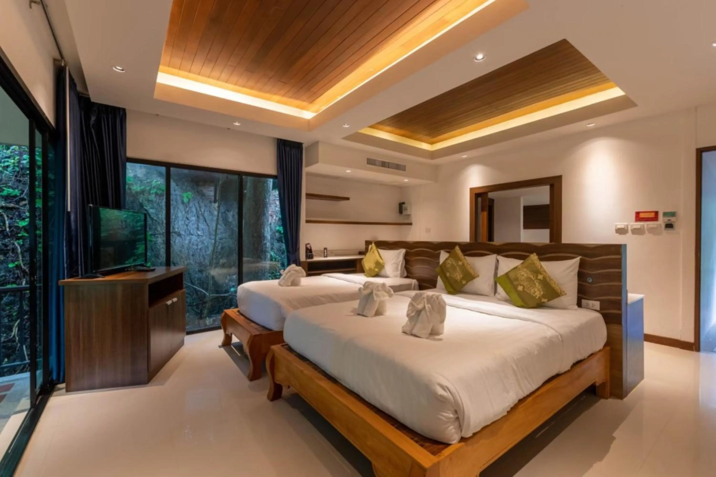 Bed in Rock and Tree House Resort