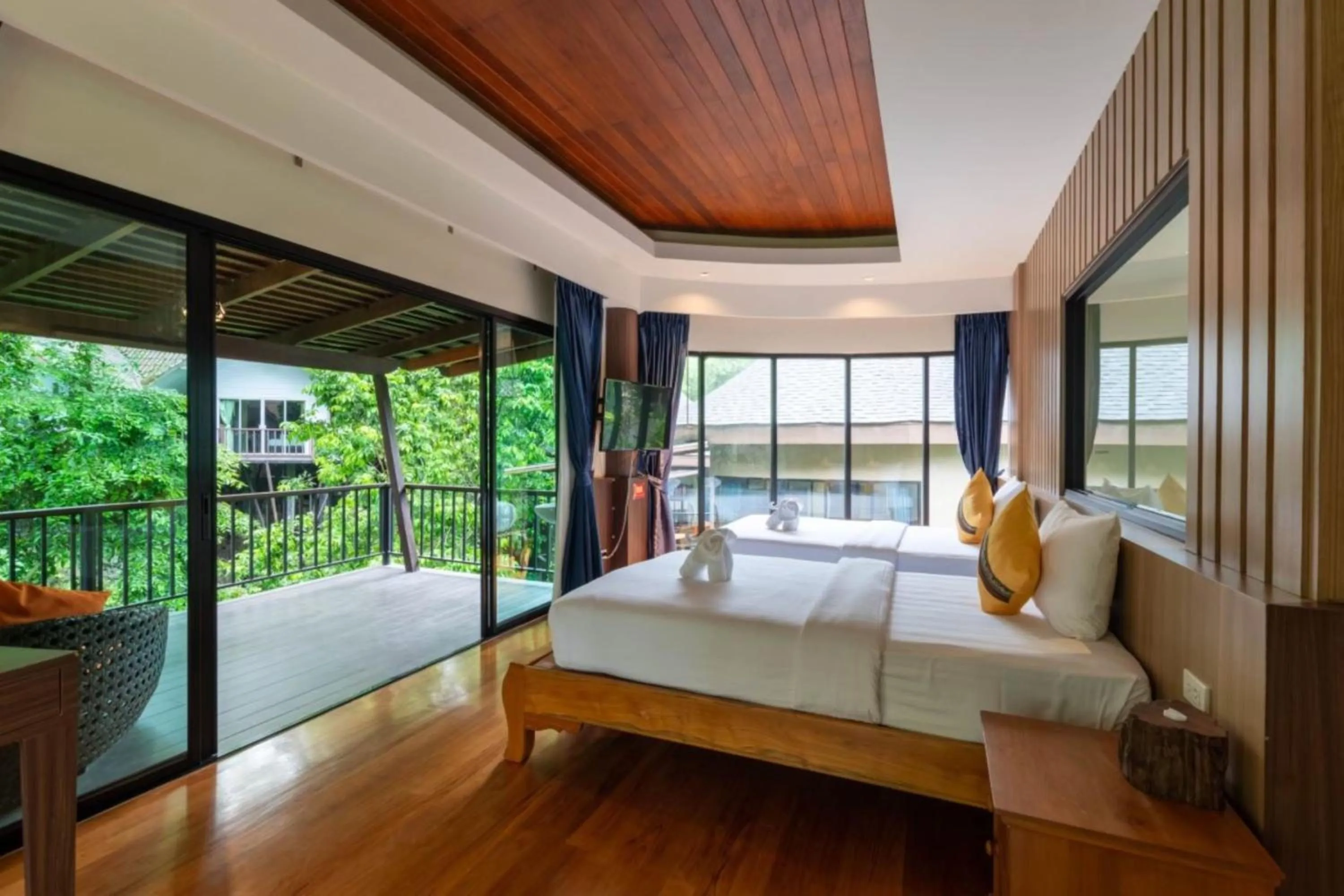 Bed in Rock and Tree House Resort