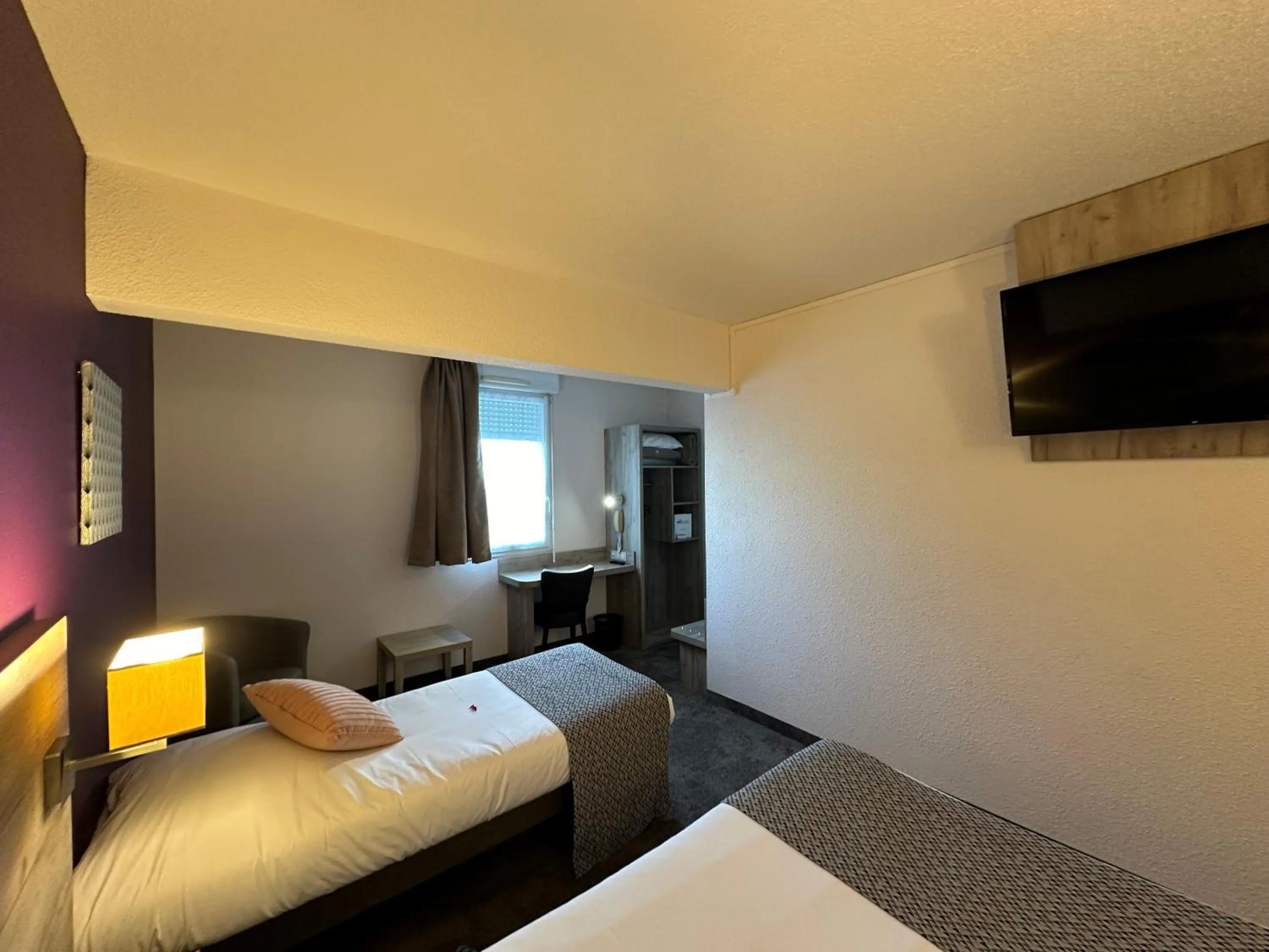 Photo of the whole room, Bed in Brit Hotel Saumur