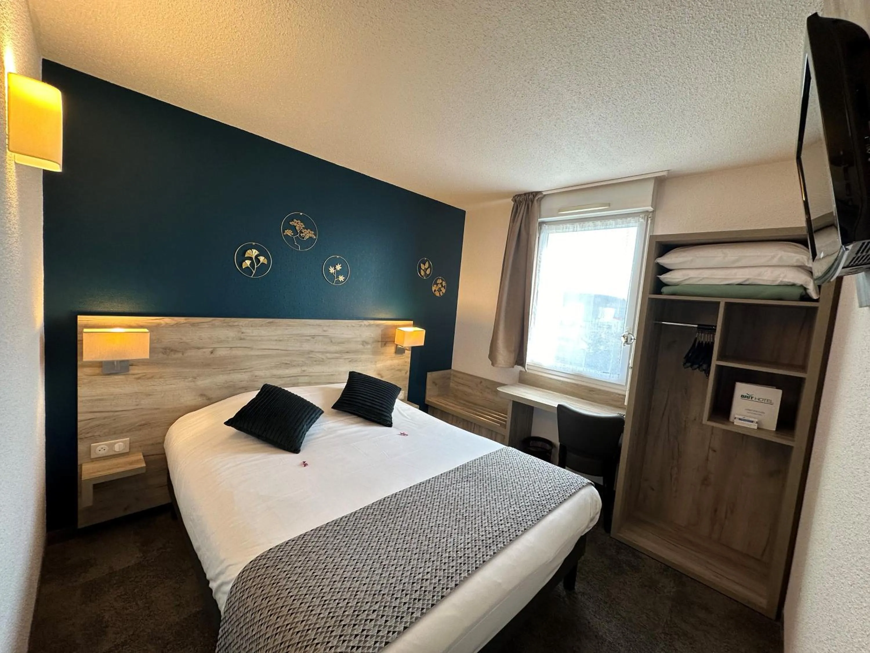 Photo of the whole room, Bed in Brit Hotel Saumur