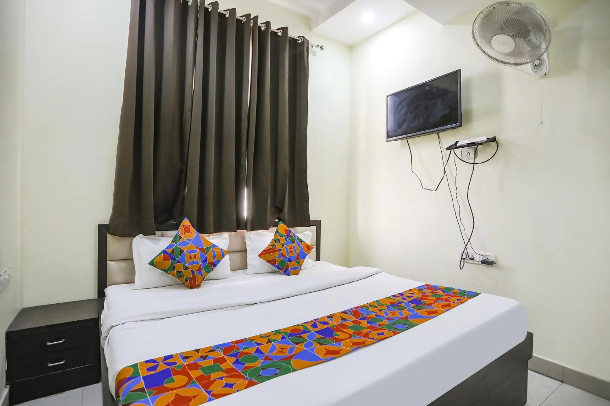 Communal lounge/ TV room, TV/Entertainment Center in FabHotel Heritage Villa