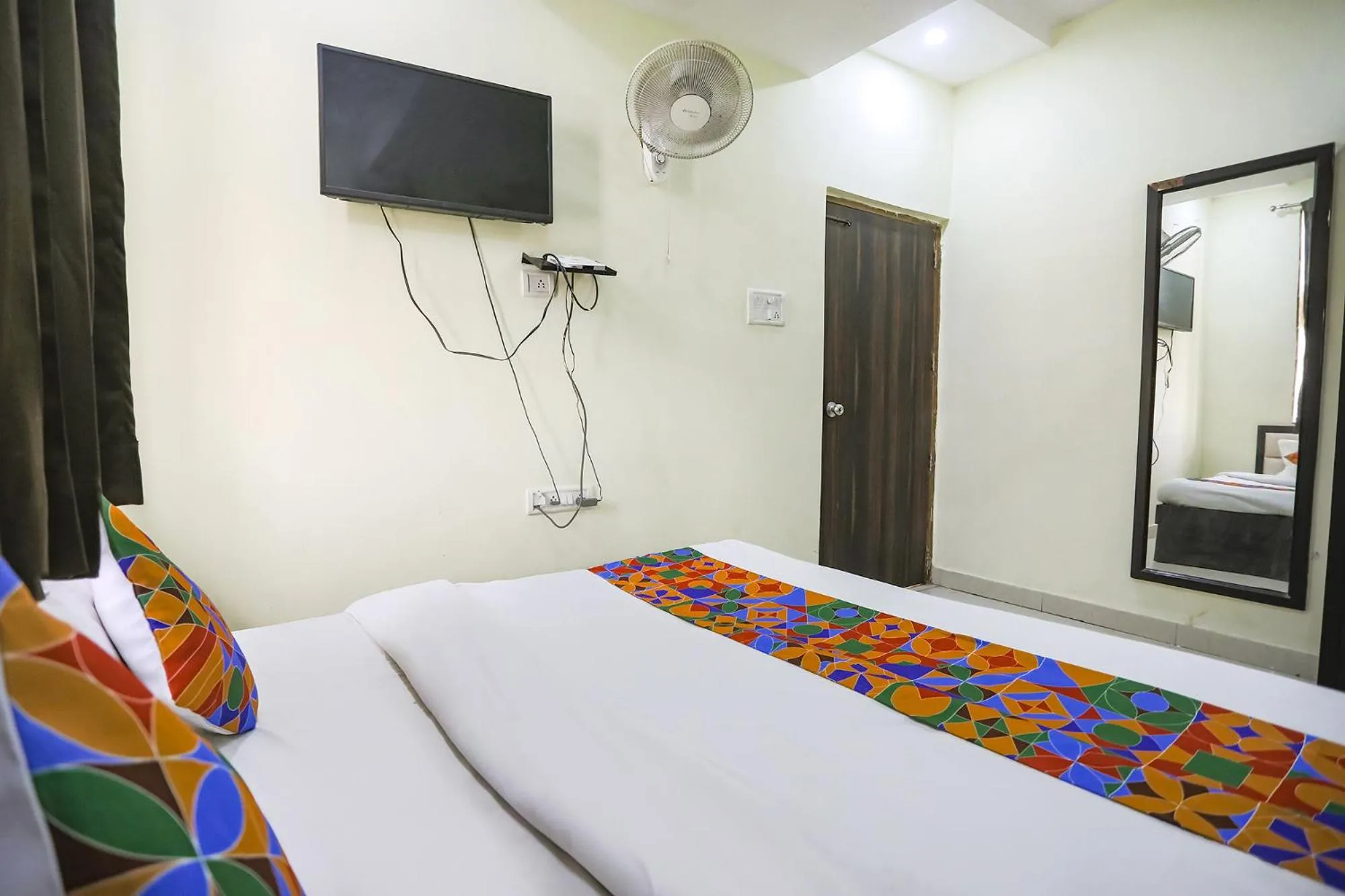 Communal lounge/ TV room, TV/Entertainment Center in FabHotel Heritage Villa