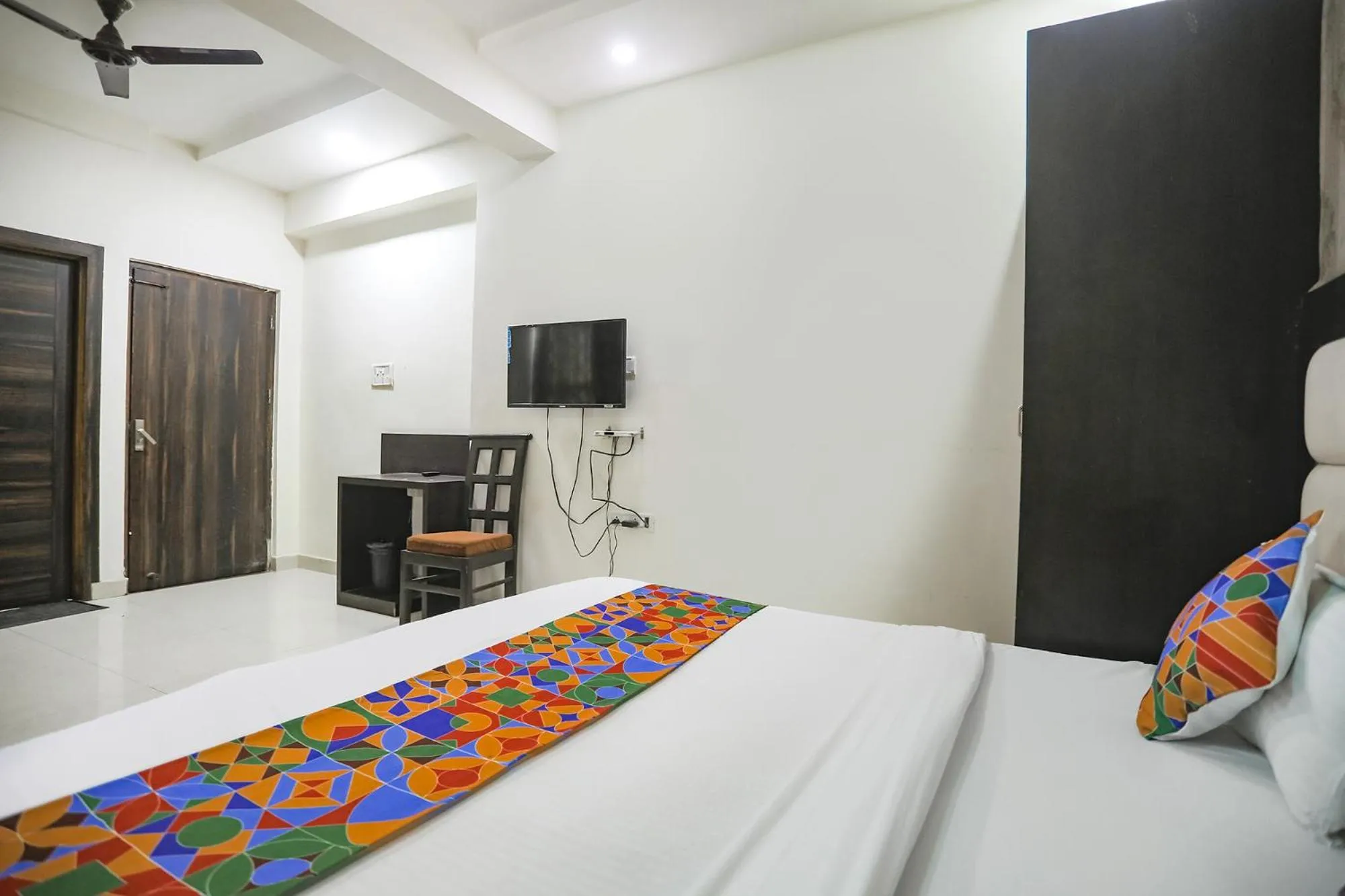 Communal lounge/ TV room in FabHotel Heritage Villa