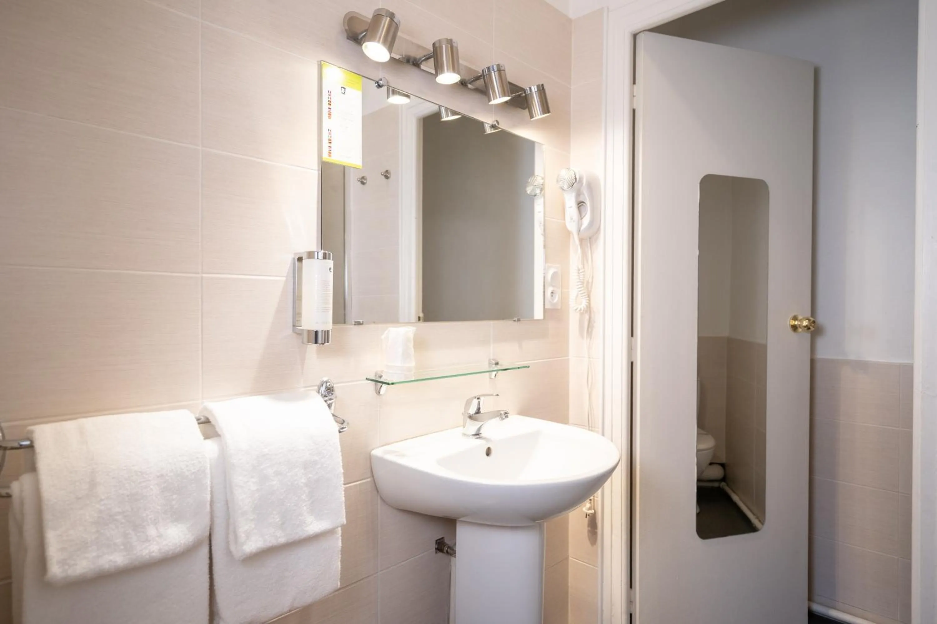 Shower in The Originals City, Hôtel Mondial, Perpignan