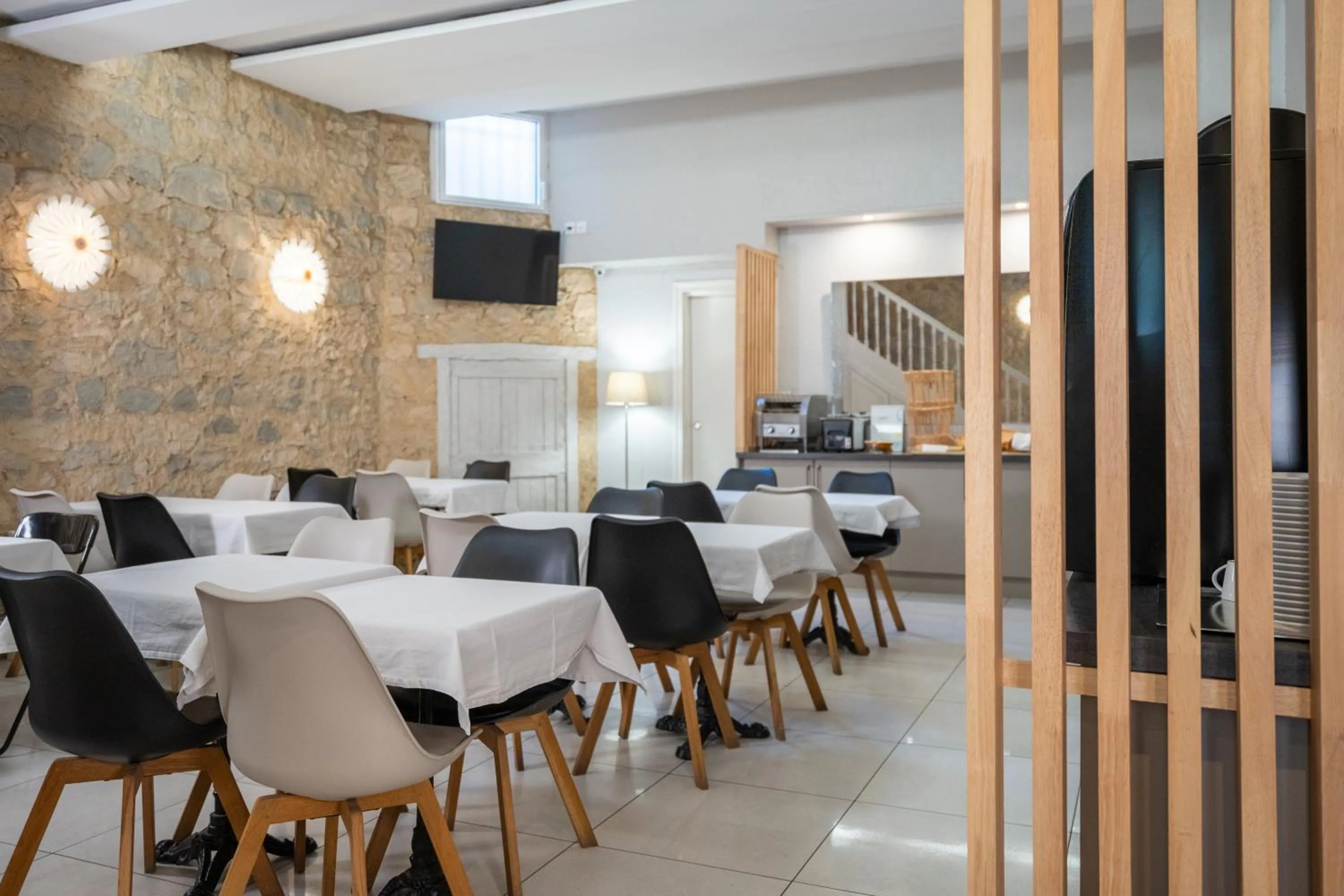 Lounge or bar in The Originals City, Hôtel Mondial, Perpignan