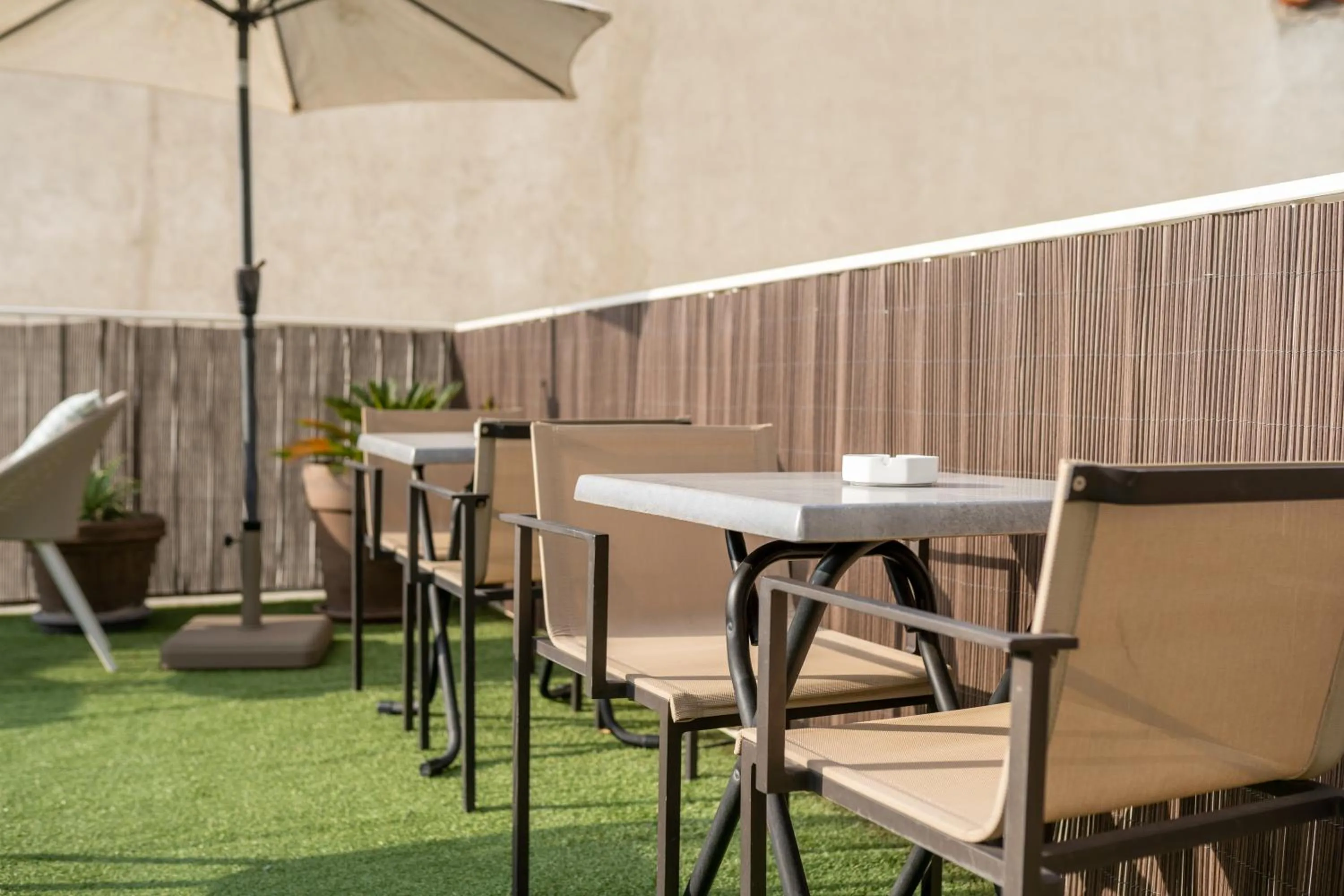 Patio in The Originals City, Hôtel Mondial, Perpignan