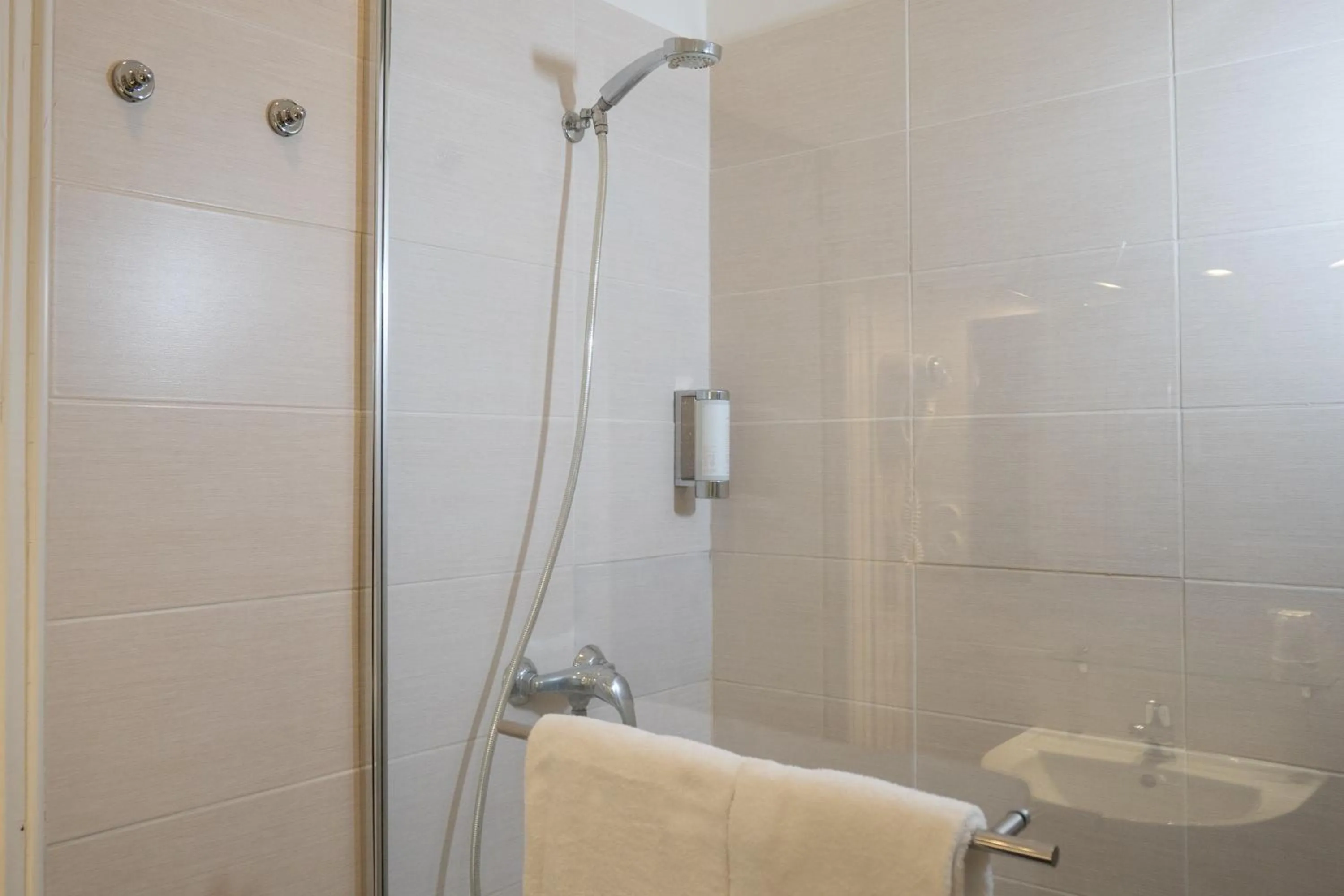 Bathroom in The Originals City, Hôtel Mondial, Perpignan