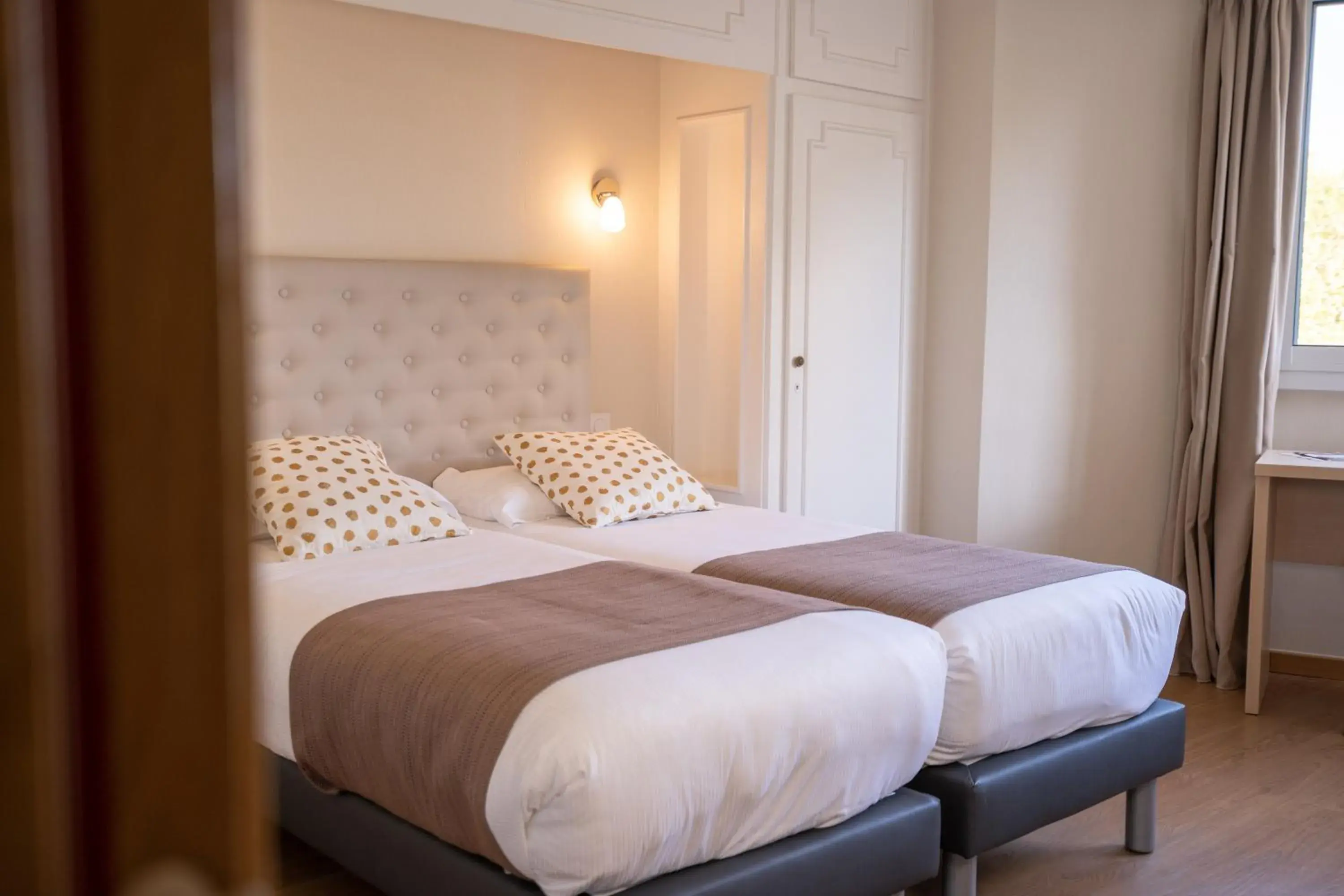 Twin Room in The Originals City, Hôtel Mondial, Perpignan Twin Room in The Originals City, Hôtel Mondial, Perpignan