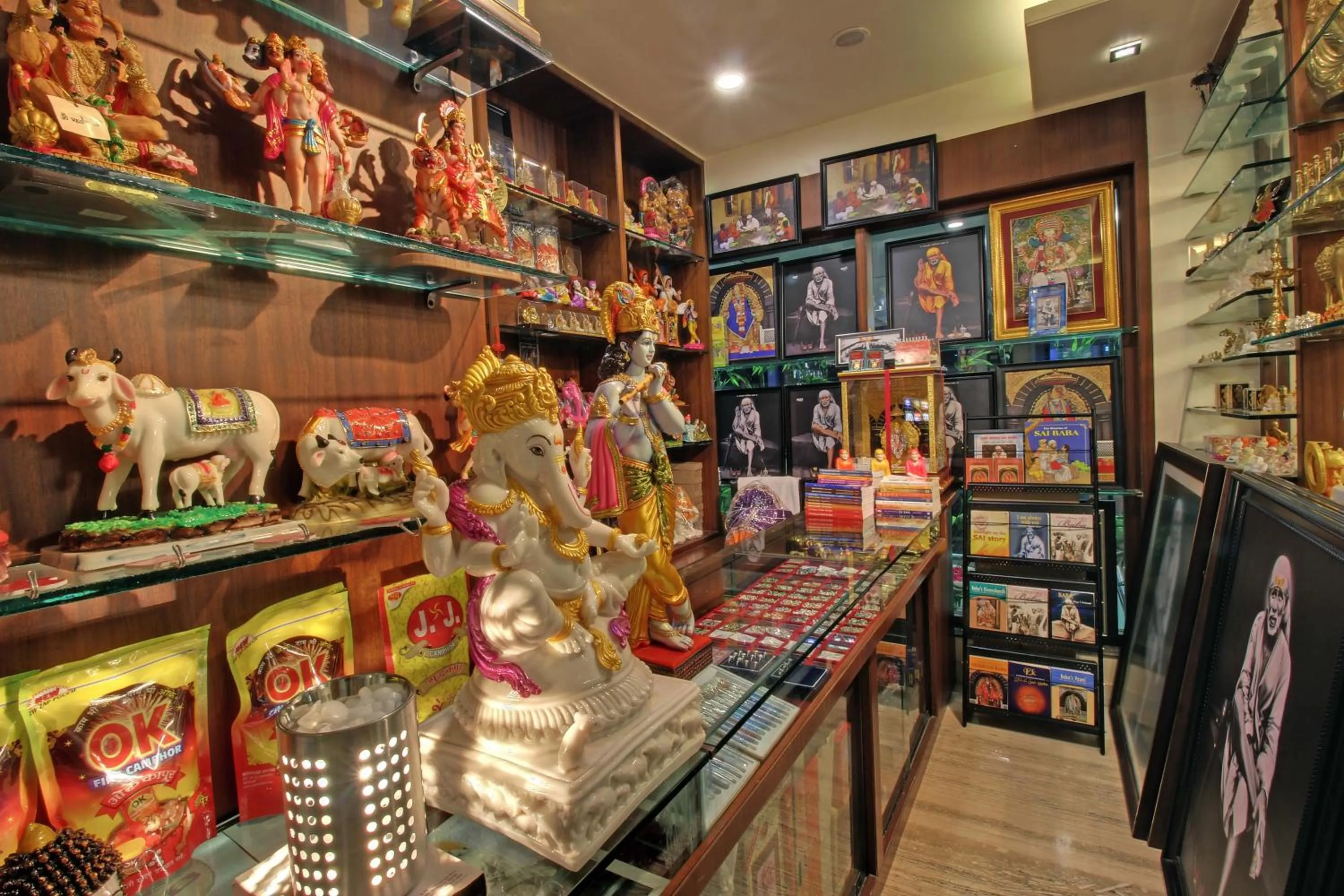 Shopping Area in MARIGOLD-Newly Renovated Hotel