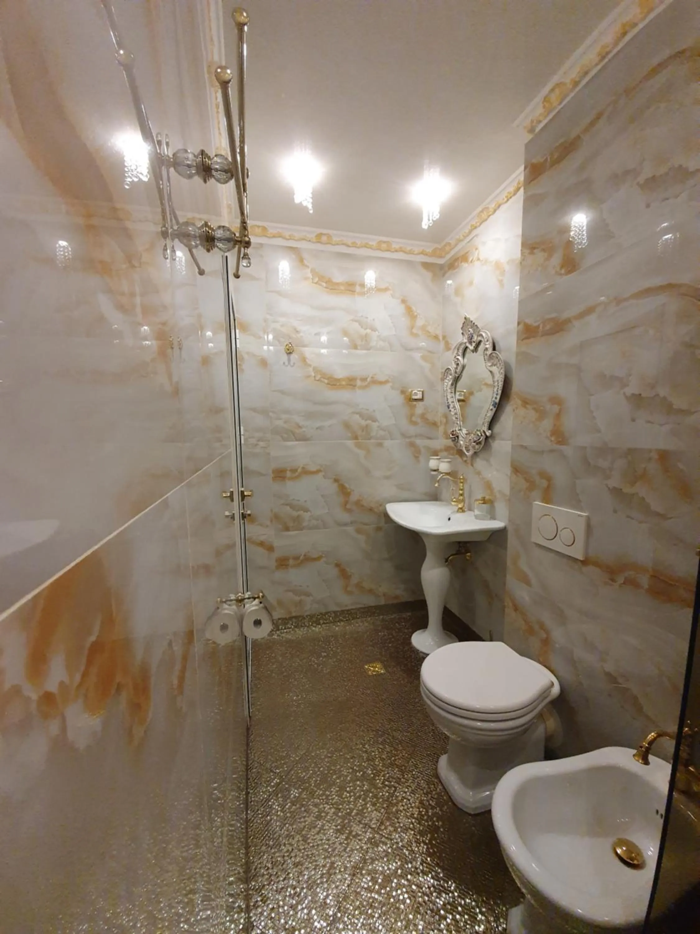 Bathroom in FD Luxury rooms