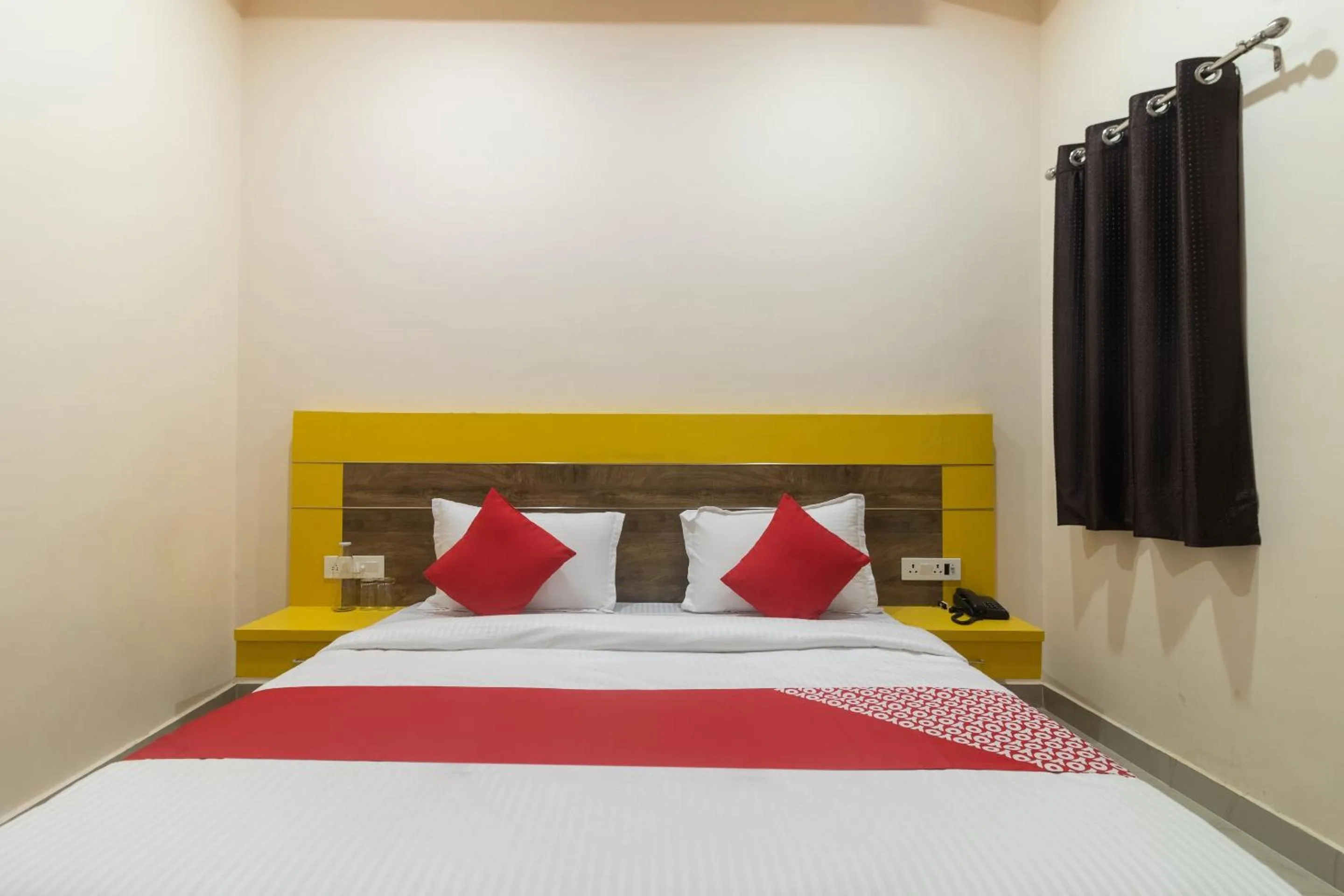 Bedroom, Bed in Hotel O 74351 LCK603-MOCA