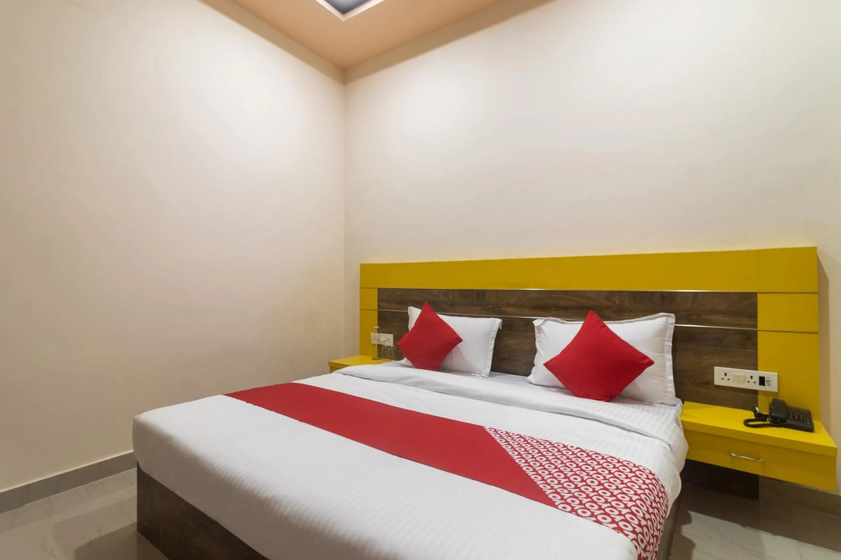 Bedroom, Bed in Hotel O 74351 LCK603-MOCA