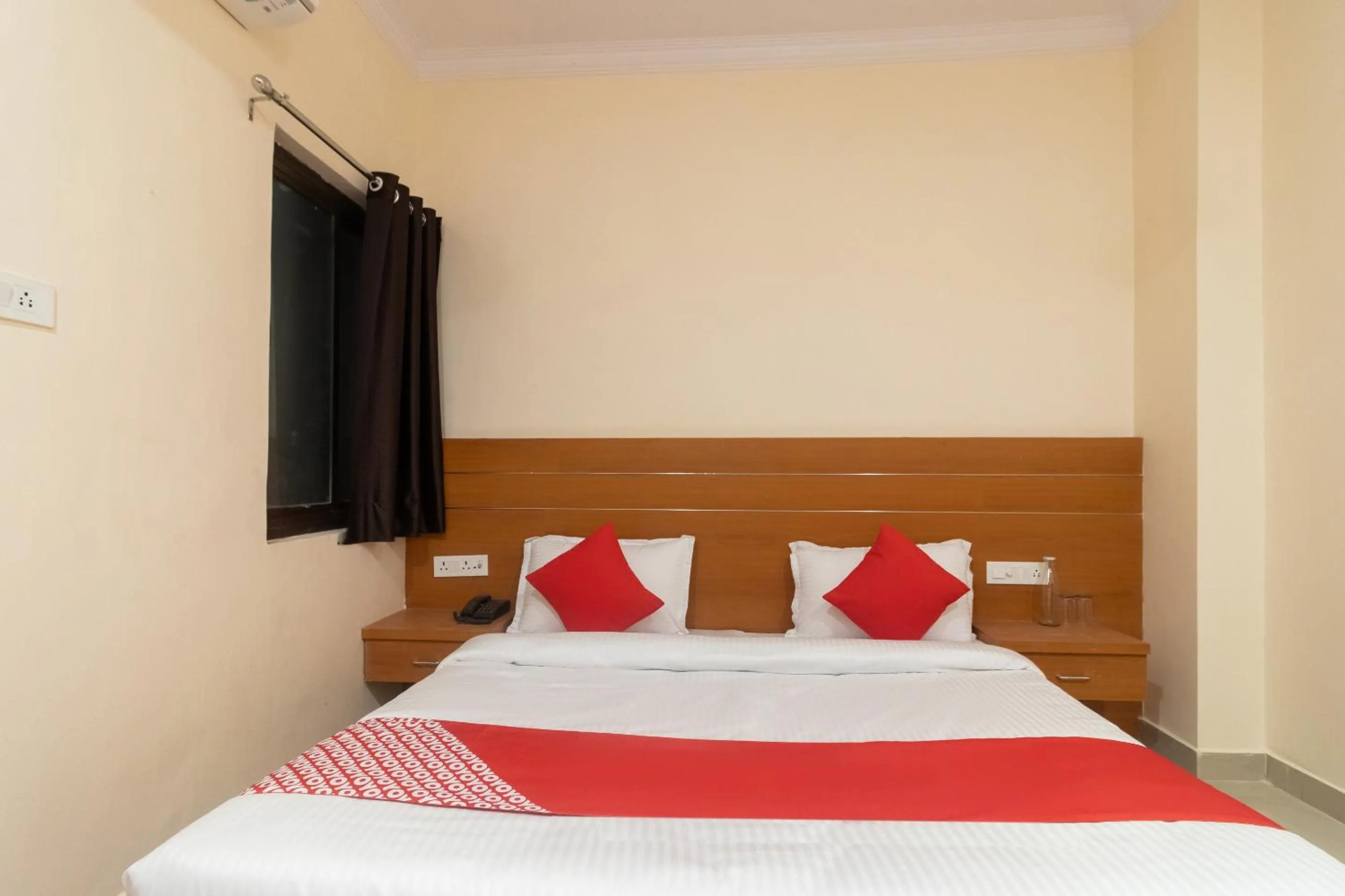 Bedroom, Bed in Hotel O 74351 LCK603-MOCA