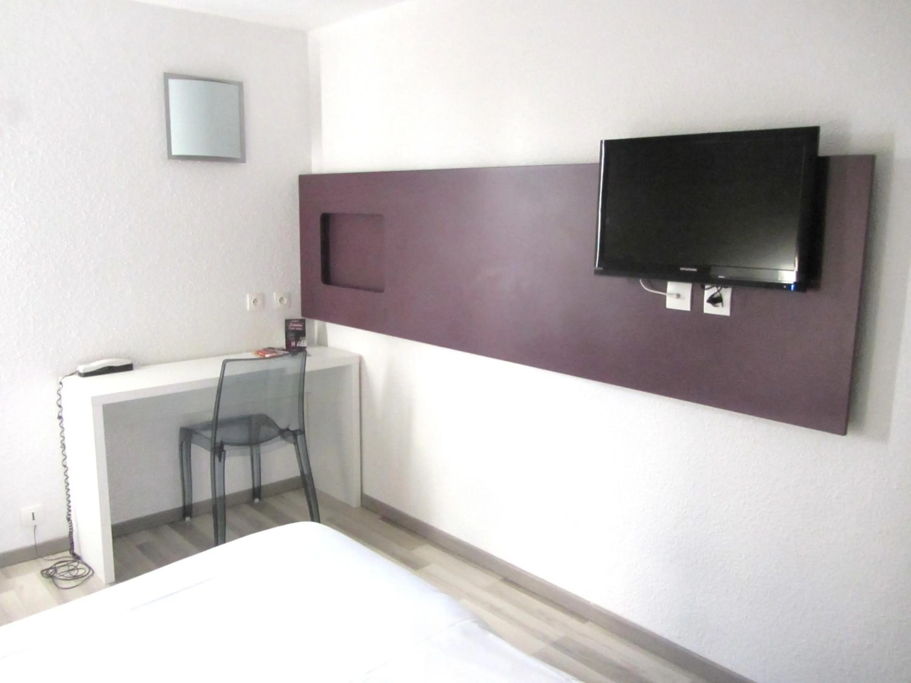 Seating area, Bed in The Originals City, Hôtel Mulhouse, Ile Napoleon