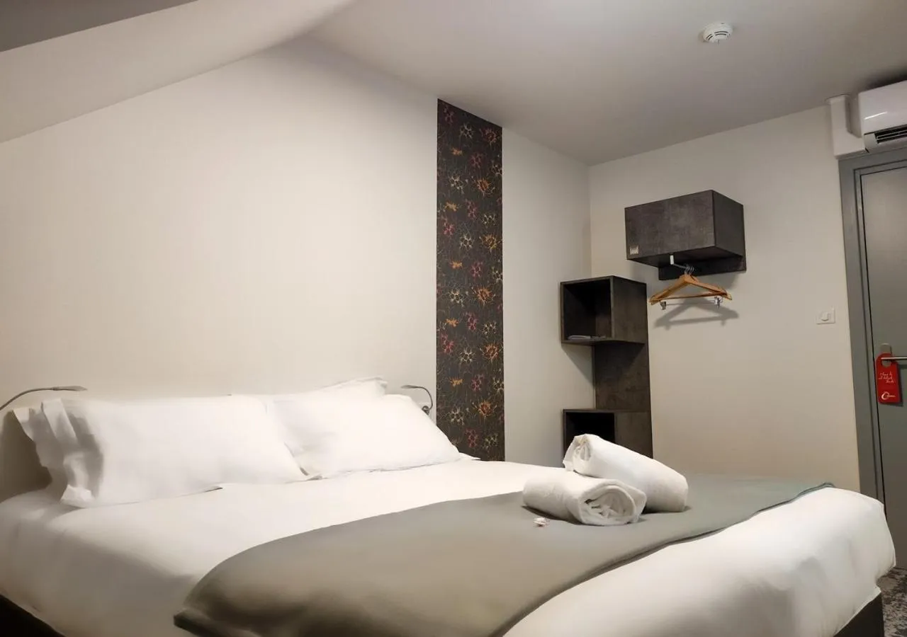 Bedroom, Bed in The Originals City, Hôtel Mulhouse, Ile Napoleon