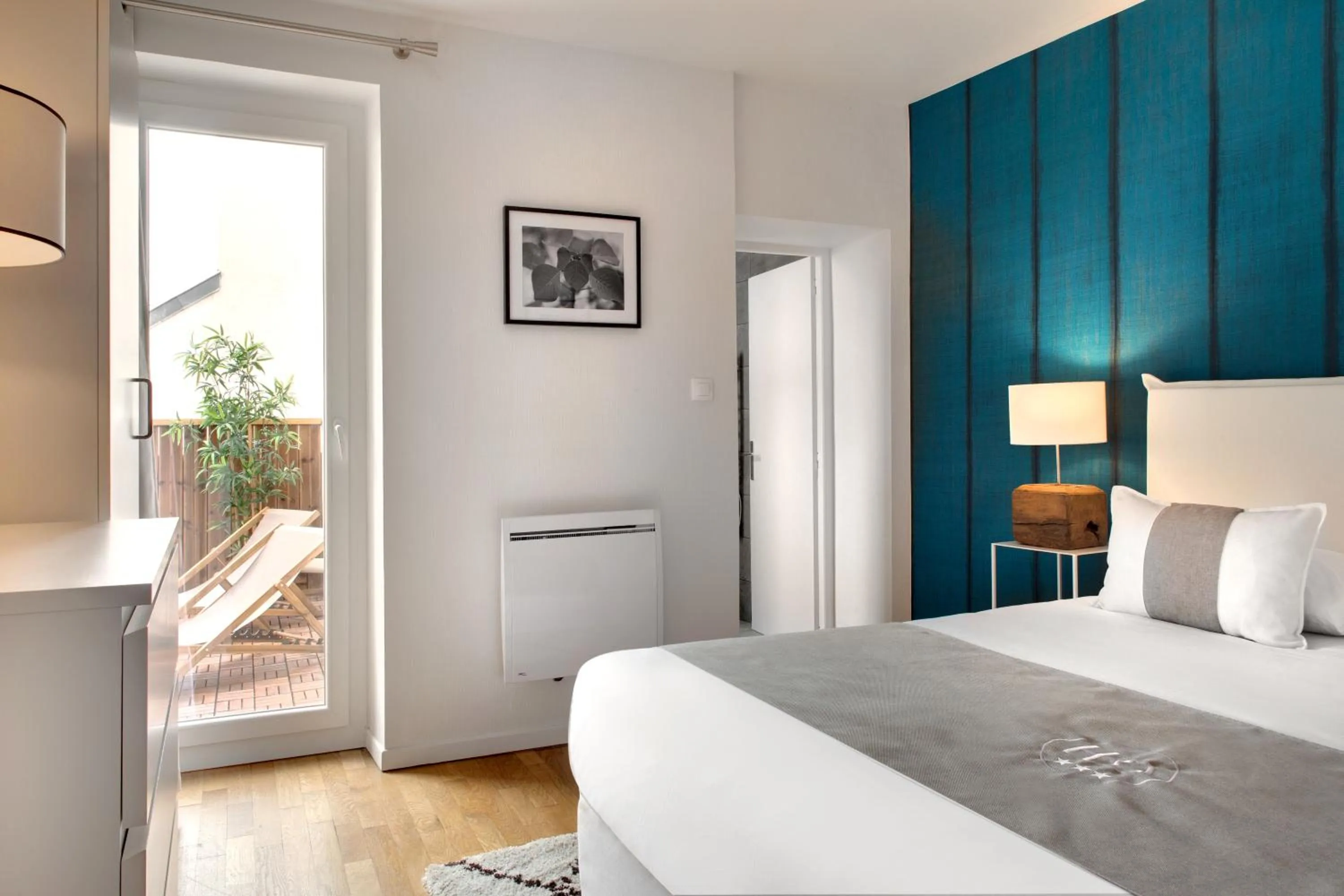 Photo of the whole room, Bed in Hôtel des Ducs