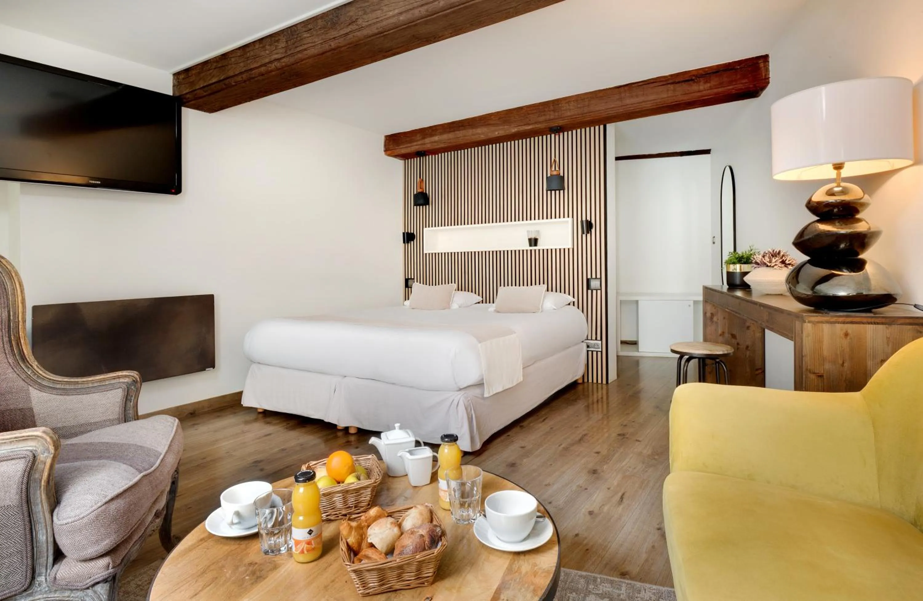 Photo of the whole room, Bed in Hôtel des Ducs