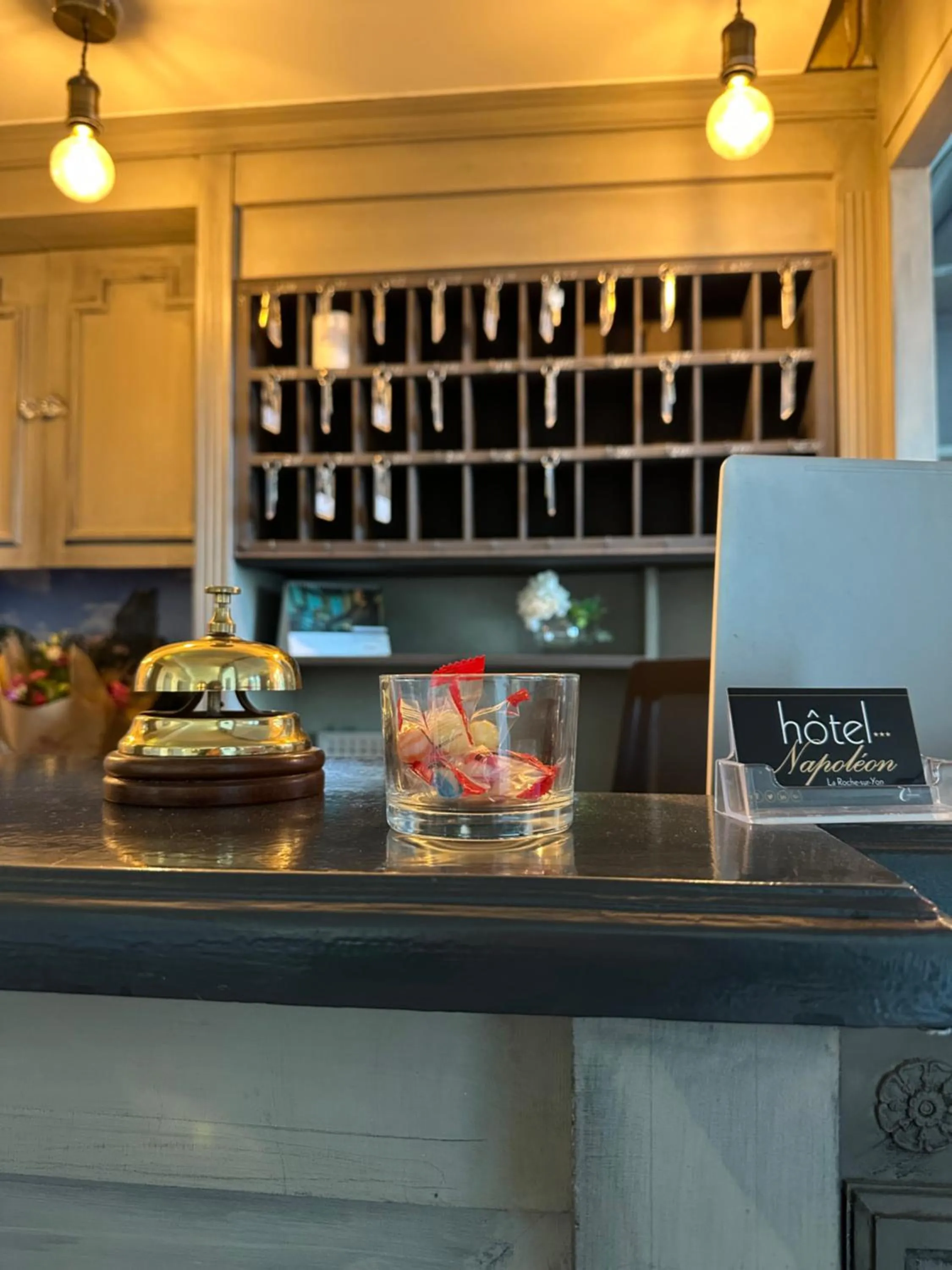 Lobby or reception in The Originals City, Hôtel Napoléon, La Roche-sur-Yon