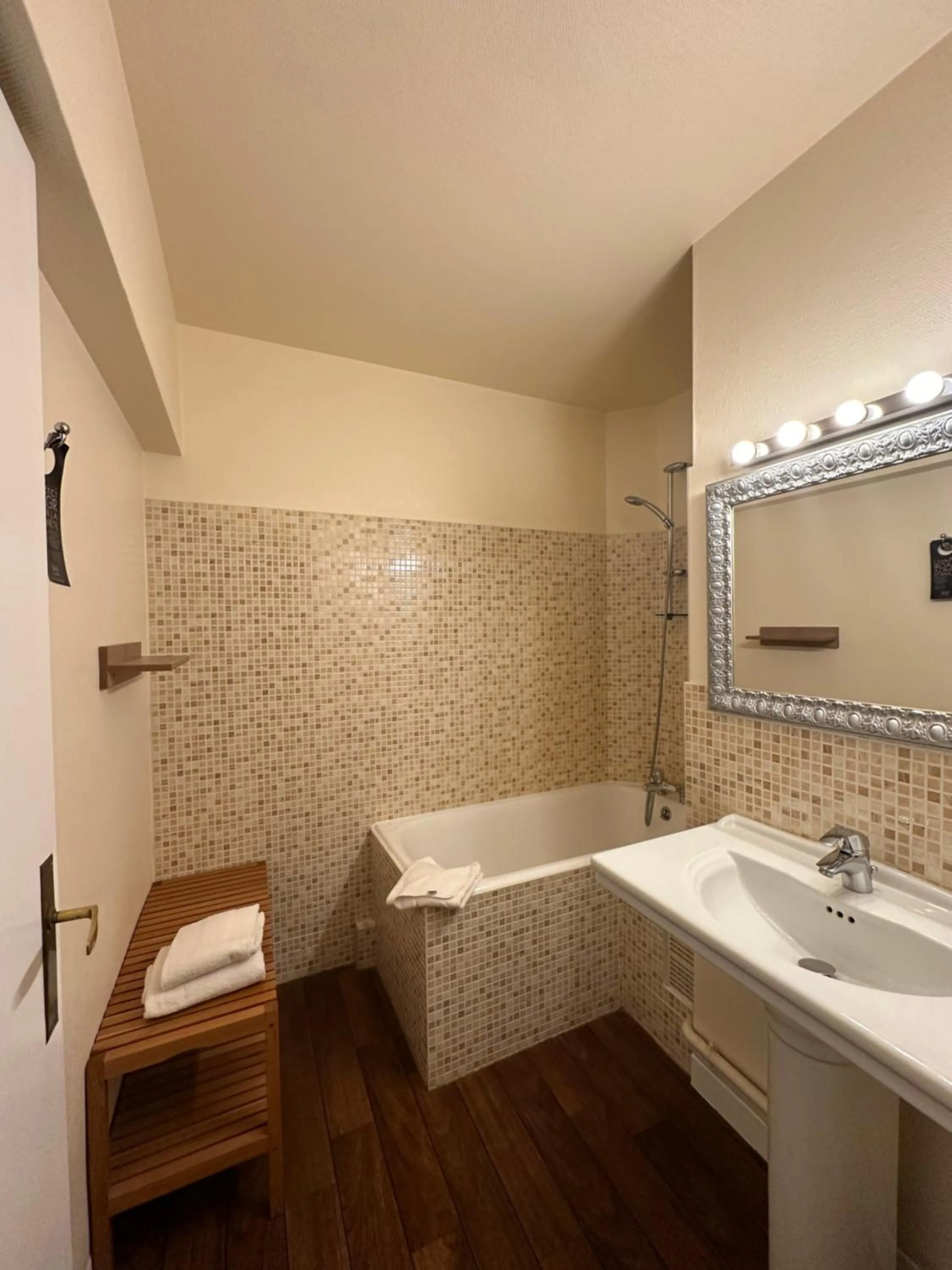 Bathroom in The Originals City, Hôtel Napoléon, La Roche-sur-Yon