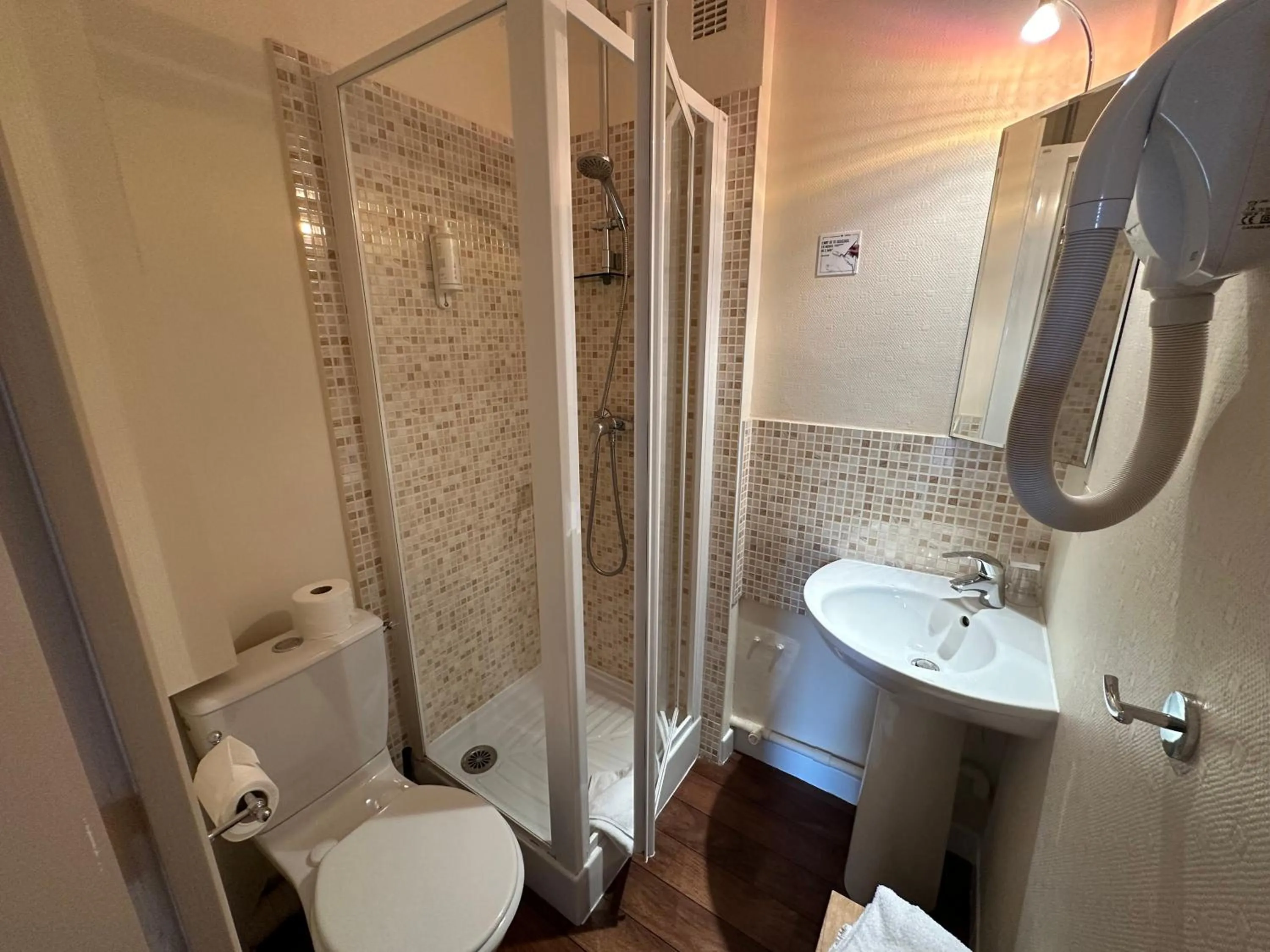 Bathroom in The Originals City, Hôtel Napoléon, La Roche-sur-Yon