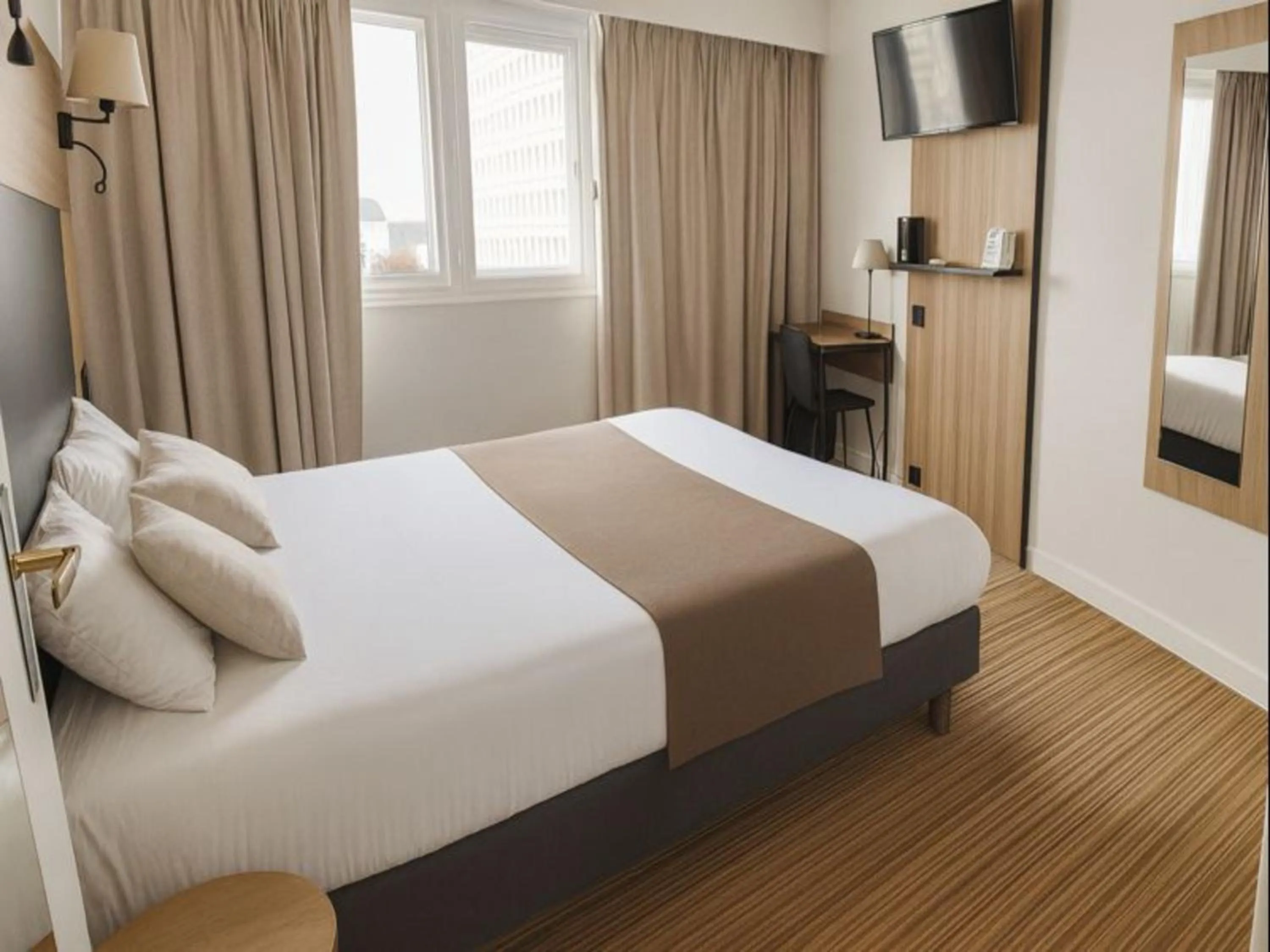 Bedroom, Bed in The Originals City, Hôtel Napoléon, La Roche-sur-Yon