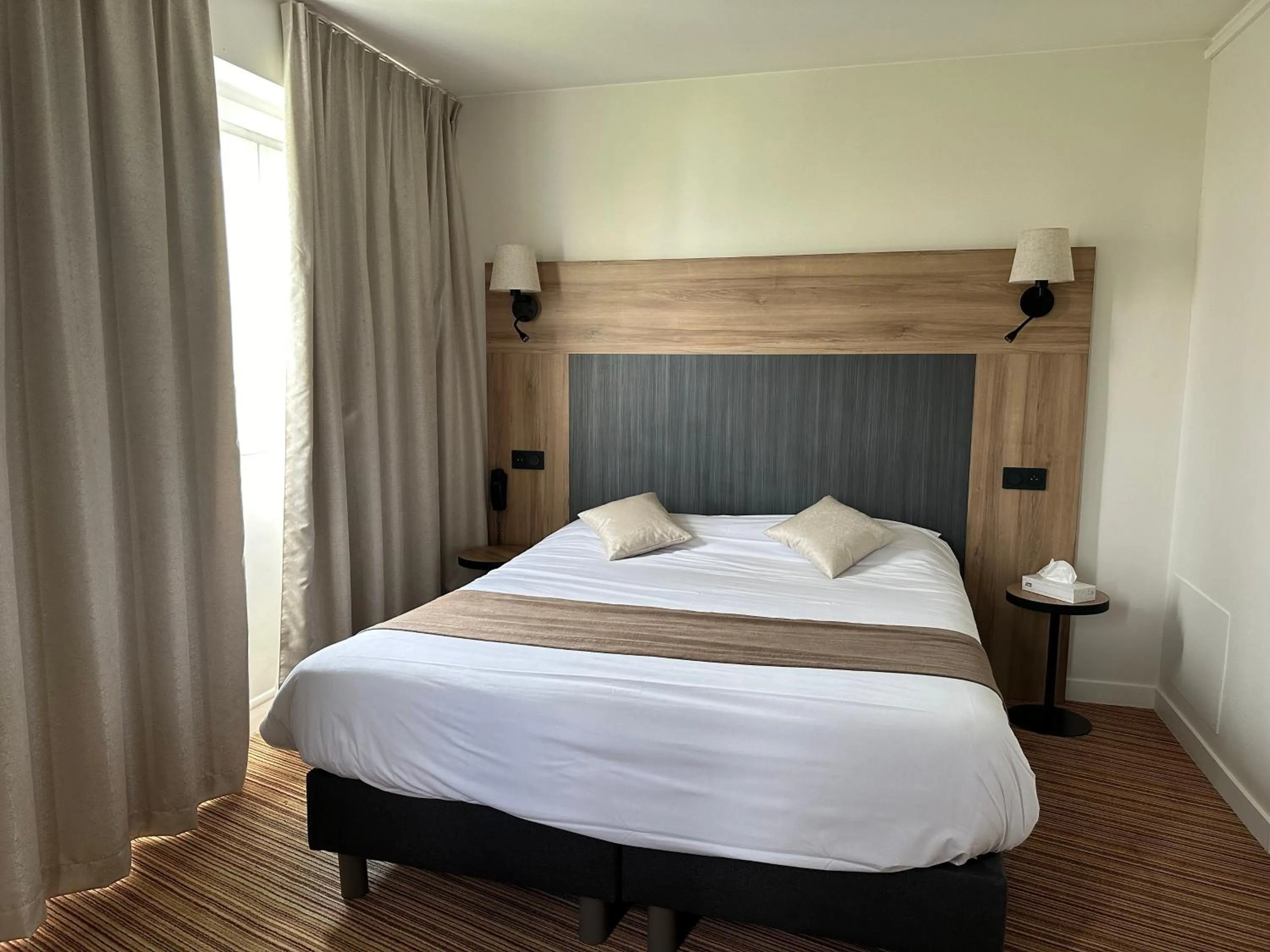 Bed in The Originals City, Hôtel Napoléon, La Roche-sur-Yon