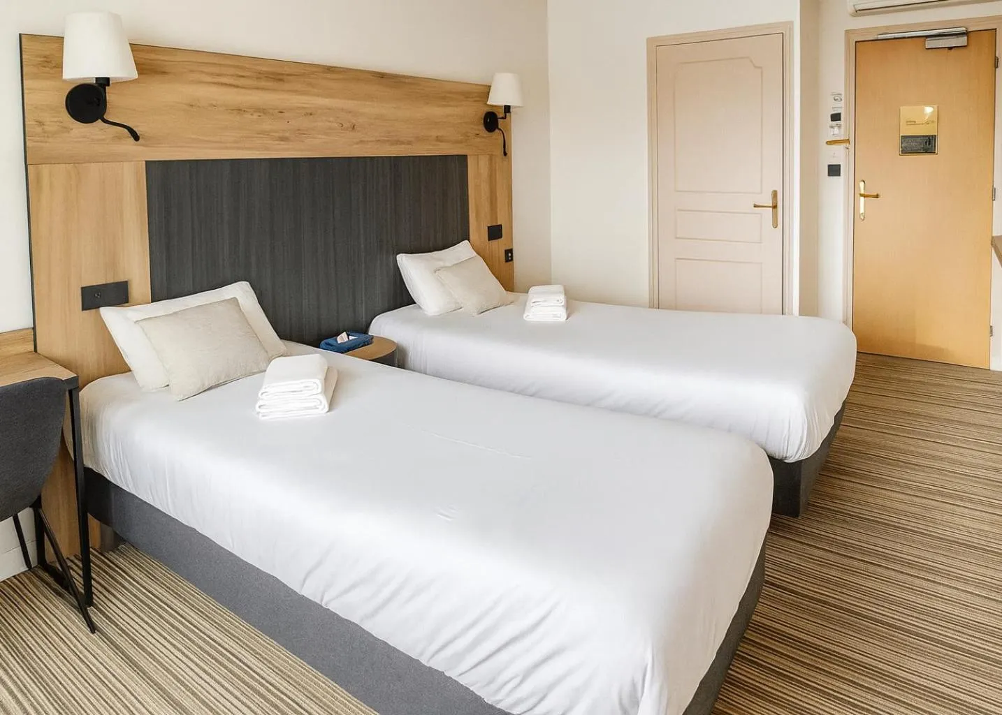 Photo of the whole room, Bed in The Originals City, Hôtel Napoléon, La Roche-sur-Yon