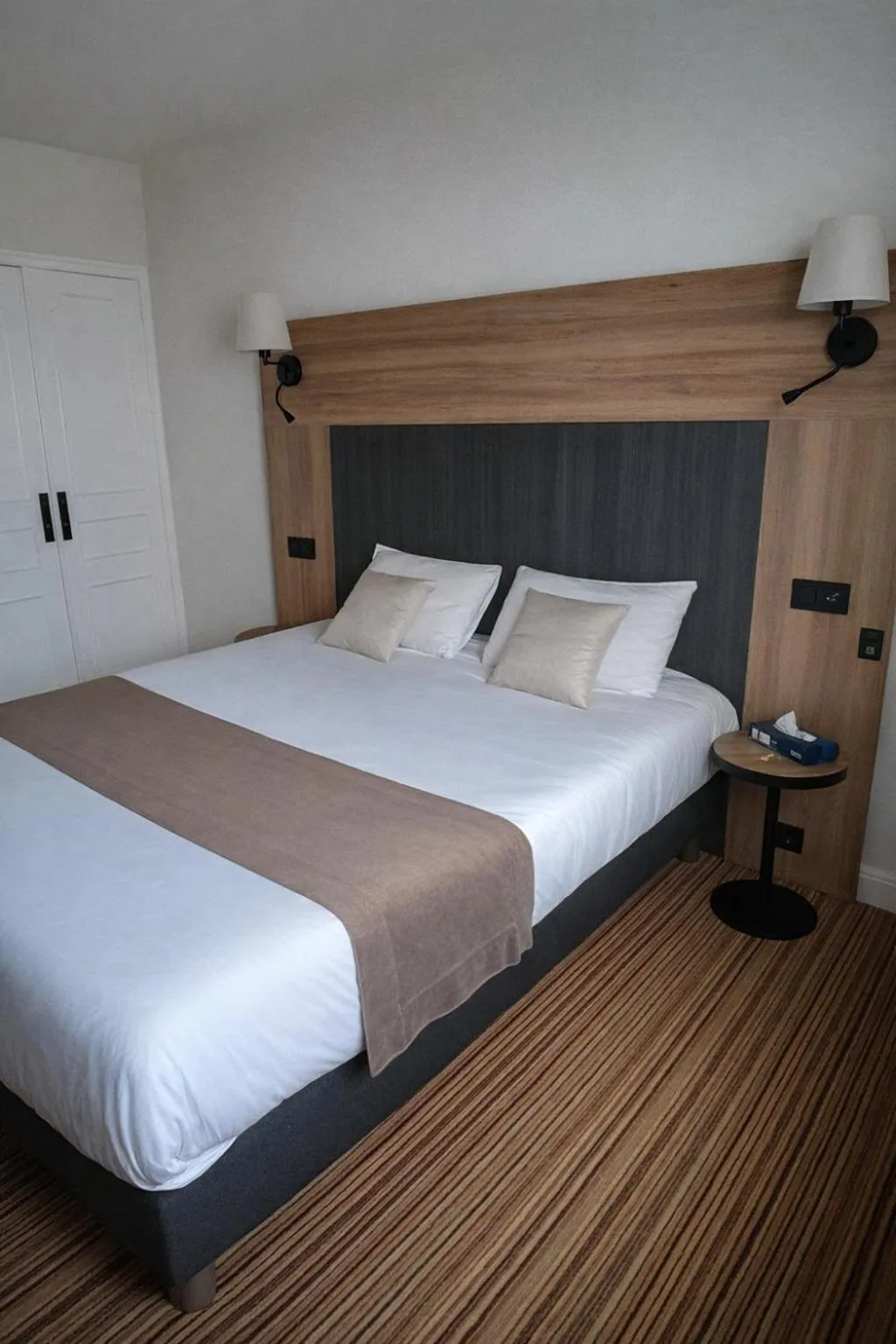 Bedroom, Bed in The Originals City, Hôtel Napoléon, La Roche-sur-Yon